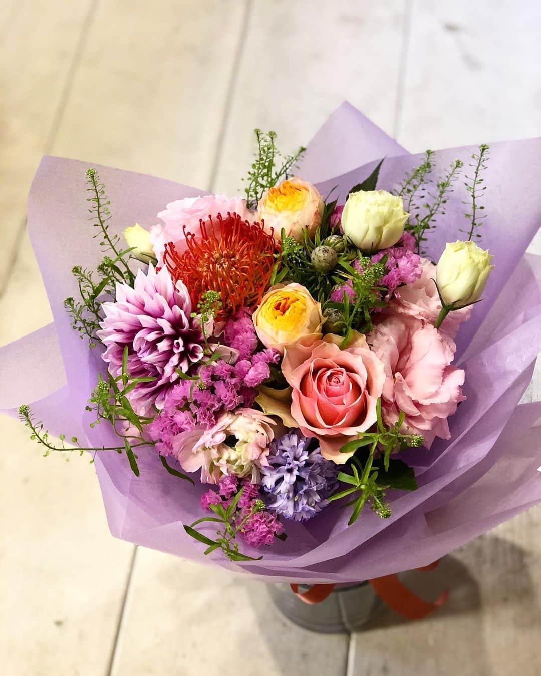 アンヘロ・カロ・ヌエバスのインスタグラム：「おはようございます。 本日も17時までよろしくお願いします。  #flowers  #花のある暮らし  #bouquet  #ブーケ #flowershop  #花屋」
