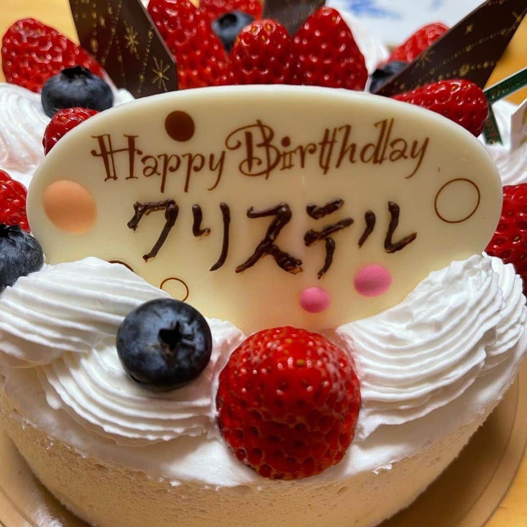のインスタグラム：「たくさんのお誕生日メッセージありがとうございます💖 懐かしい写真がでてきたり、みんなにお祝いしてもろて😭 17liveもダウンロードしてきてくれたり、 ほんまにありがとうございます！！！ 45ちゃい、元気にハッピーにマイペースにエンジョイします！ たくさんたくさん返したいんやけど、ごめんなさい🙏 返し切れてなくて💦 ちゃんと読んでます🥰 なんしか、今日からまたJCOMのつながるニュース始まるので、また応援よろしくお願いします😆  さらに、今日、14:01にやぎ座新月を迎えます！ やぎ座新月ブレンドオイル、今夜欲しい方はまとめておつくりしますので、欲しい方はめっせーじいただけたら返しますね！  ほんまに💖幸せな誕生日ありがと！！！」