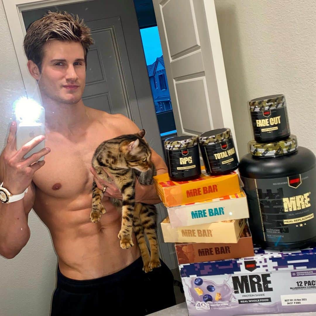 セージ・ノースカットのインスタグラム：「Stocking up on some @redcon1 supplements to hit the training hard! Thanks @rudemuscle @redcon1 @aaronsingerman @rymonahan」