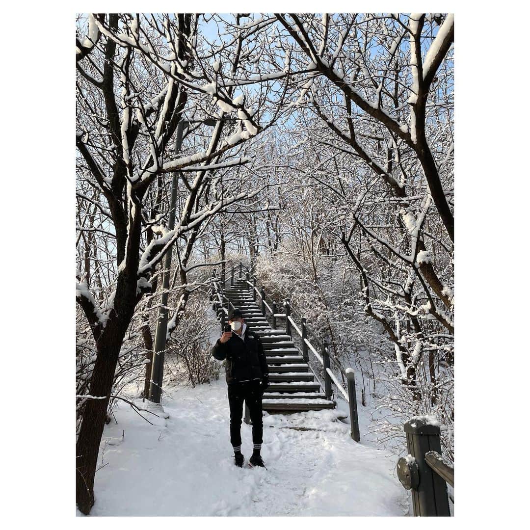 チョン・ヘヨンさんのインスタグラム写真 - (チョン・ヘヨンInstagram)「아침 산 사진 찍어 주는 남자^^」1月13日 10時21分 - hydrangea_garden