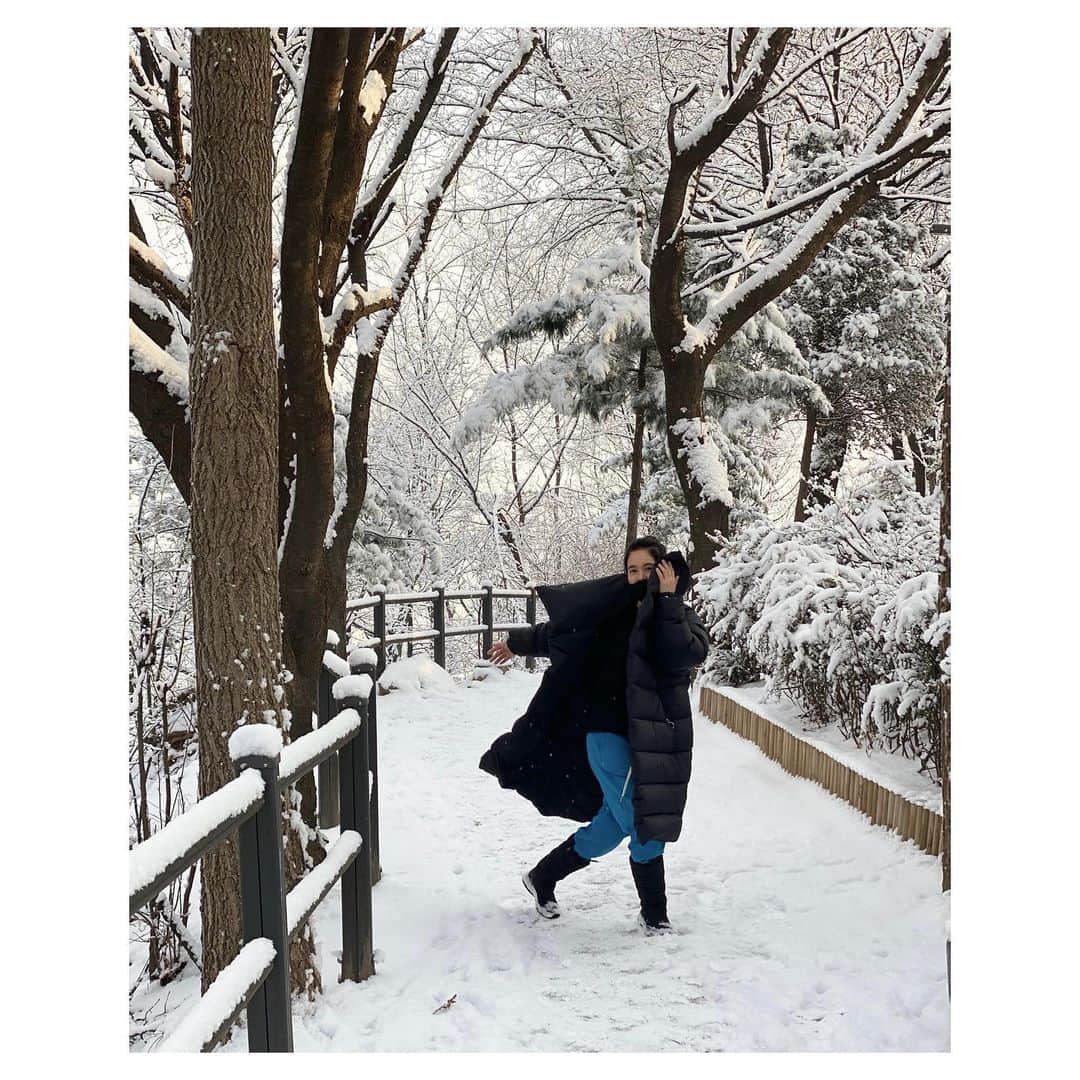 チョン・ヘヨンさんのインスタグラム写真 - (チョン・ヘヨンInstagram)「아침 산 사진 찍어 주는 남자^^」1月13日 10時21分 - hydrangea_garden
