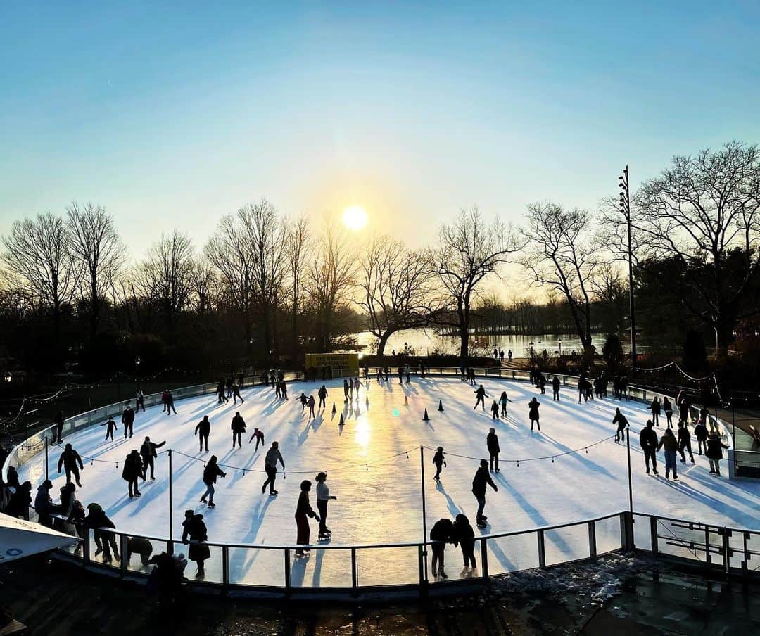 のインスタグラム：「Skating By」