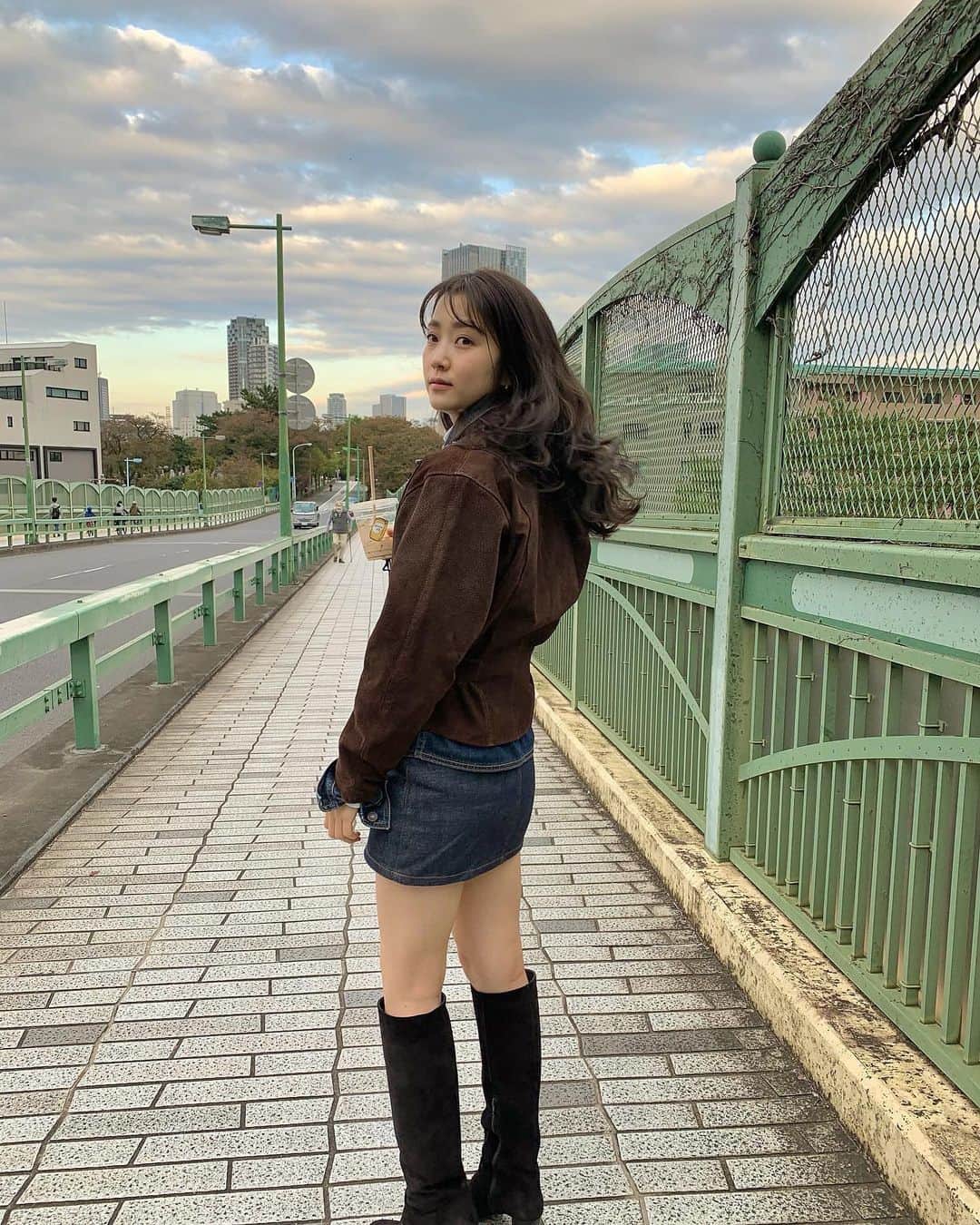 佐藤優津季のインスタグラム：「2020.10.30🏞 前髪厚くしてみようかなぁ❓　 #ootd #leatherjacket #denimjacket #vintage  #turtleneck #uniqlo  #denimskirt #apc #boots #diana」