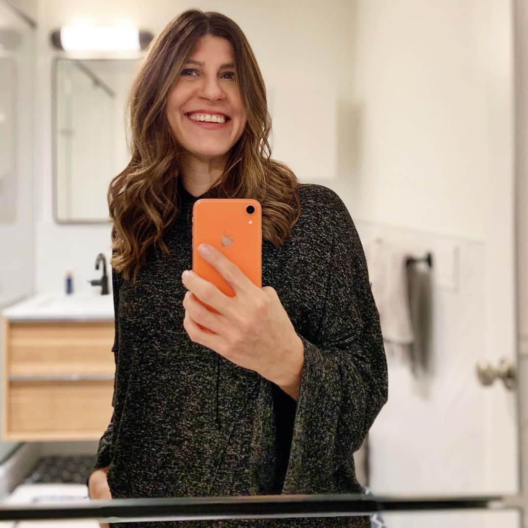 Ilana Wilesさんのインスタグラム写真 - (Ilana WilesInstagram)「#HairBiologyPartner // You know how you use anti-aging skincare products? I don’t know why it never occurred to me to do the same for my hair. I don’t have a lot of grey yet, but I have noticed my hair’s texture has changed a lot as I get older. Especially when I compare how Mazzy’s hair dries naturally to what my own hair looks like with no styling. It’s a mess! I have a lot of breakage at the top and a layer of frizzy dull hair that I have to flat iron, even if I style it curly. I was recently introduced to @hair.biology which is meant to help hair as it ages. I cannot say enough good things about it. I use the Full & Vibrant collection, which includes volumizing shampoo and conditioner, along with their thickening treatment at the top of my head and the Argan Oil Taming Serum from the middle of my hair down. I’ve never been a huge fan of leave-in hair products because my hair gets greasy easily, but that is not an issue with this combo! The top gets fuller and weightless, while the bottom feels moisturized and shiny. I honestly don’t know what it never occurred to me to use two different products at the top and bottom. Hair Biology says that you can see results after one use (I can attest to this), but that it gets progressively thicker and fuller over time. I am a convert! You can read more about my experience with Hair Biology at the link in my bio and shop their products @Target. #BolderNotOlder #TargetBeauty」1月13日 10時29分 - mommyshorts
