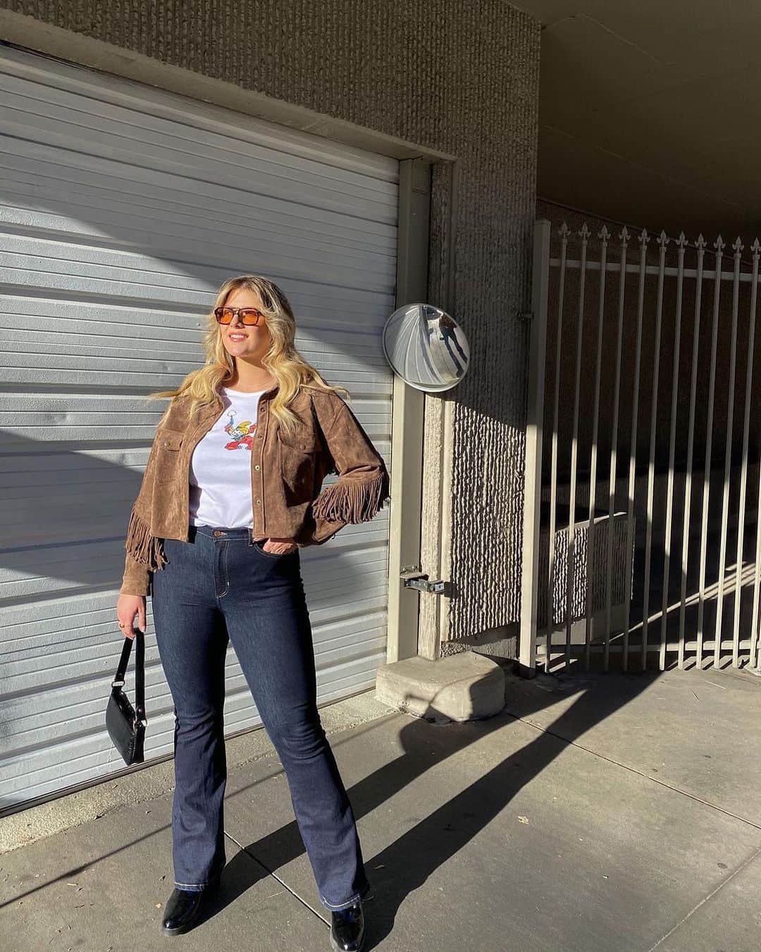 Banana Republic のインスタグラム：「@raeannlangas is looking all kinds of sunny in our Curvy High-Rise Flare Jeans. #ItsBanana」