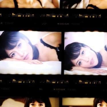 フリーディアのインスタグラム：「Found an old photo shot by @estevanoriol back in 2005?6? Was super nervous. Didn’t have to be, photos turned out beautiful.  #memories #photoshoot #estevanoriol #estevanoriolphotography  * * 昔の写真がまた出てきた。有名なフォトグラファーのエステバン・オリオール。とっても緊張していたけど。しなくてもよかったね。素敵な写真に。 #photoshoots #photoshoot #losangeles #LA #friedia #friediamn」