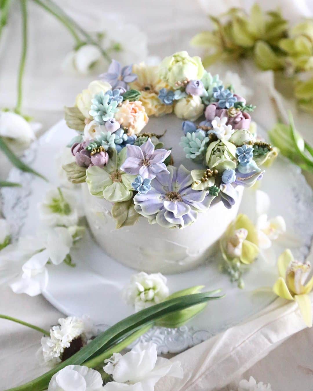 청담 수케이크 (atelier soo)さんのインスタグラム写真 - (청담 수케이크 (atelier soo)Instagram)「ㅡ Reposeful soo.  밝고깨끗한색과 회색계열의색에의한배열. 녹색계열은그것만으로도보는사람을편한하게하기때문에 배색의중심색으로사용한다 ㅡ @flowerbyson 대표님이보내주신눈같이예쁜꽃과 :) ㅡ #flower #cake #flowercake #partycake #birthday #bouquet #buttercream #baking #wilton #weddingcake ㅡ www.soocake.com」1月13日 10時42分 - soocake_ully