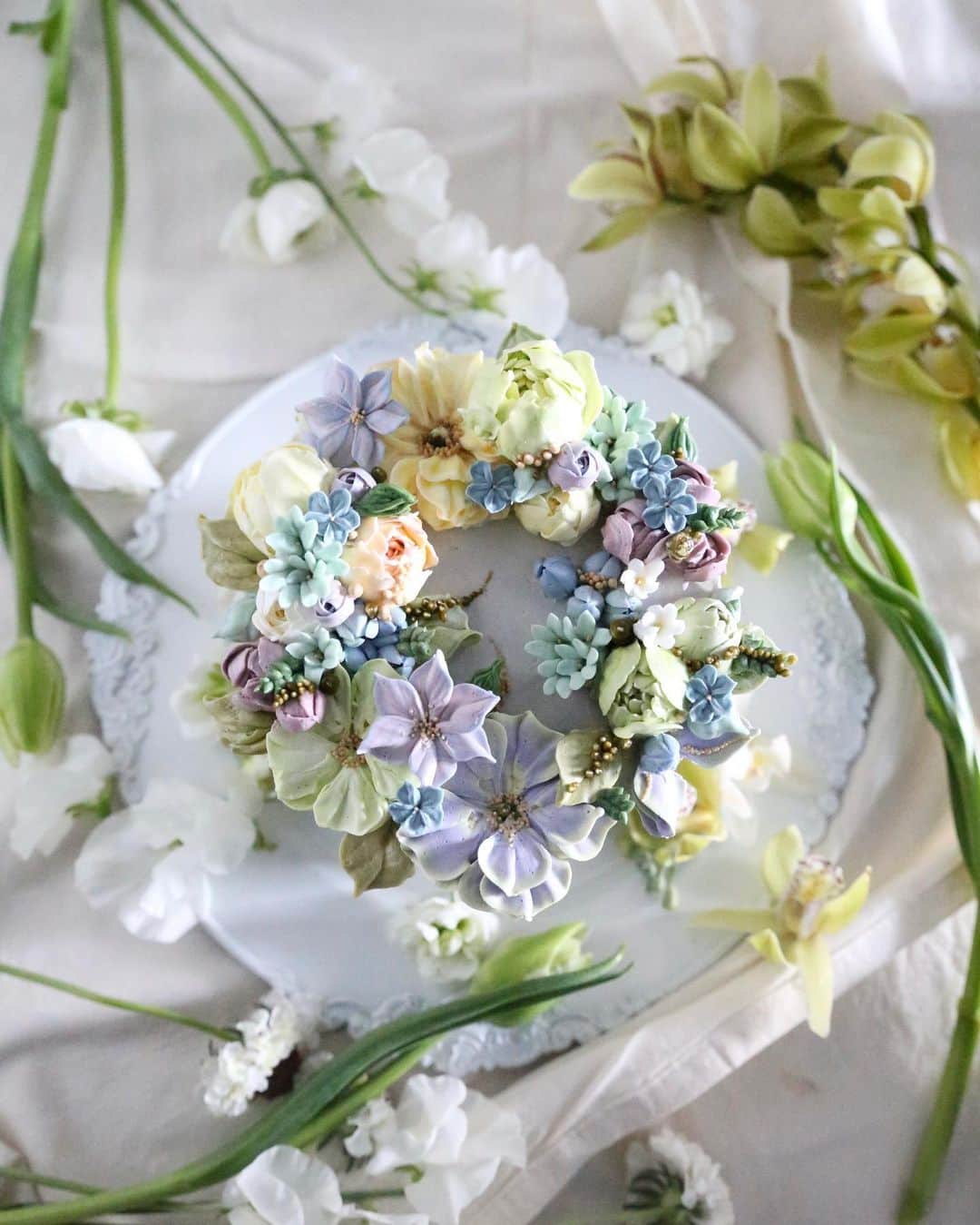 청담 수케이크 (atelier soo)さんのインスタグラム写真 - (청담 수케이크 (atelier soo)Instagram)「ㅡ Reposeful soo.  밝고깨끗한색과 회색계열의색에의한배열. 녹색계열은그것만으로도보는사람을편한하게하기때문에 배색의중심색으로사용한다 ㅡ @flowerbyson 대표님이보내주신눈같이예쁜꽃과 :) ㅡ #flower #cake #flowercake #partycake #birthday #bouquet #buttercream #baking #wilton #weddingcake ㅡ www.soocake.com」1月13日 10時42分 - soocake_ully
