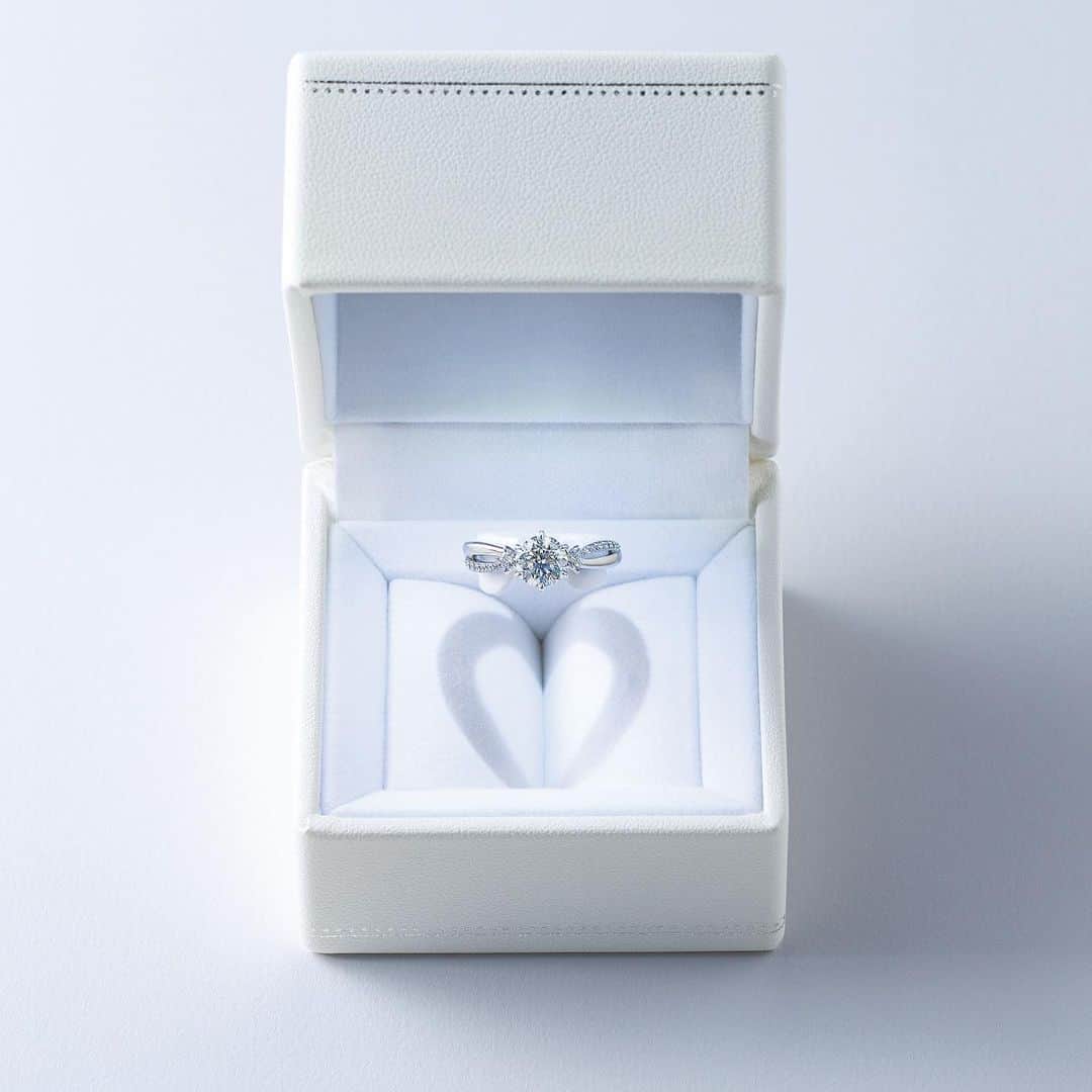 のインスタグラム：「【STAR JEWELRY BRIDAL】 ボックスを開けるとリングが照らされハートのシルエットが浮かび上がる"Brilliant Box"。  スタージュエリーでは、一生分の想いを託すにふさわしいリングはもちろん、プロポーズの瞬間を最高にドラマティックに演出するオリジナルアイテムとサービスでサポートします。  ===  《オンライン予約を受付中💍》 ビデオ通話による「オンラインコンシェルジュ」とブライダル専用スペースへの「ご来店予約」、どちらもおふたりのために専任スタッフがご案内の準備をしてお待ちいたします。  https://bit.ly/2LCw7HA  #starjewelry #スタージュエリー #starjewelrybridal  #bridal #brilliantbox #サプライズプロポーズ #プレ花嫁 #jewelry」