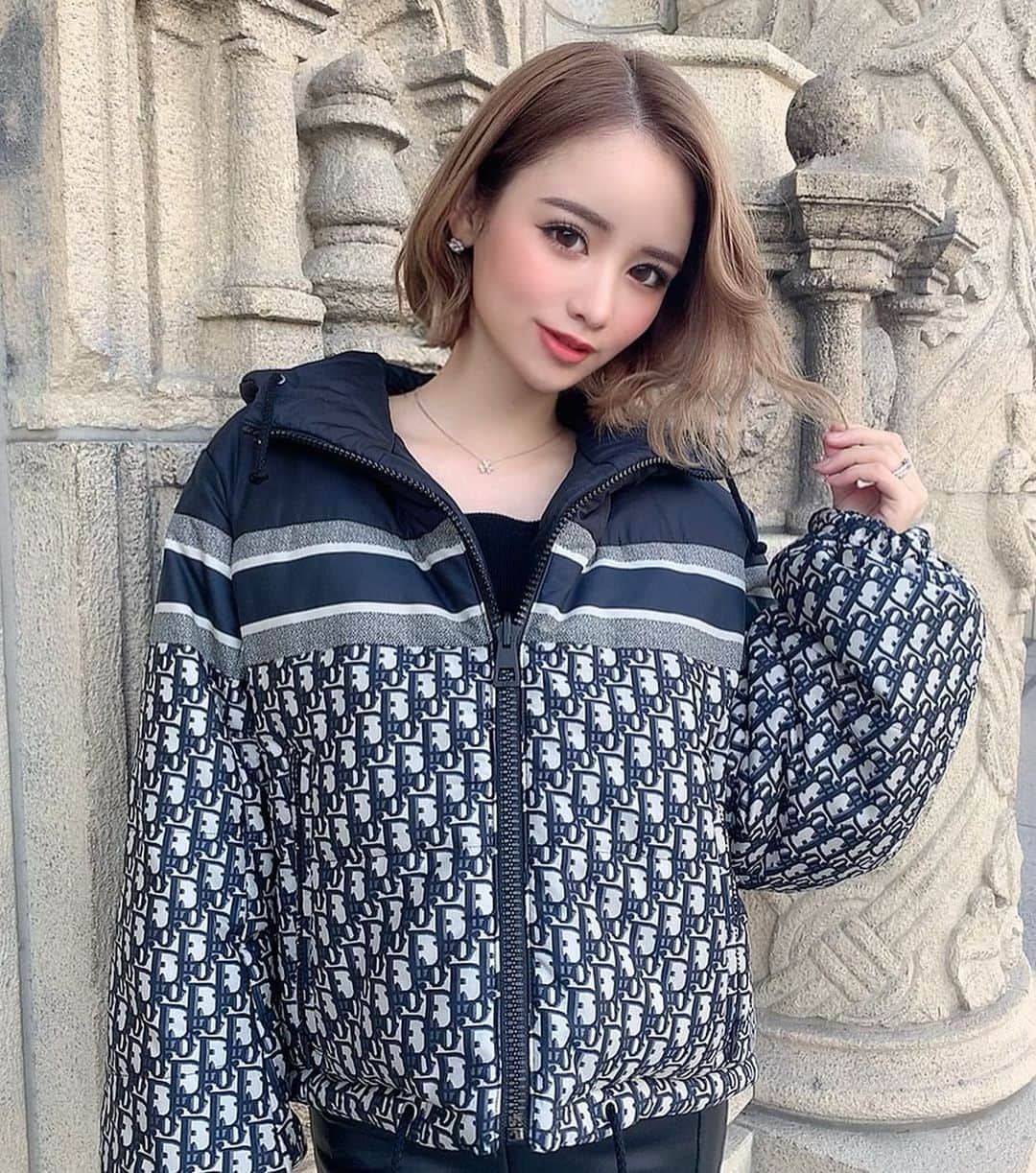 姫奈のインスタグラム：「. . 久しぶりのブリーチして、 ハイトーンにしてみた👩🏻‍🦰✨ ブリーチしたのに痛み全くないし さすが @rosa_jun.a313 くん😚💓 . 来月はまたエクステつけようかと 思ってる♡飽き性すぎて🤣 . . #haircolor #newhair #hairstyle」