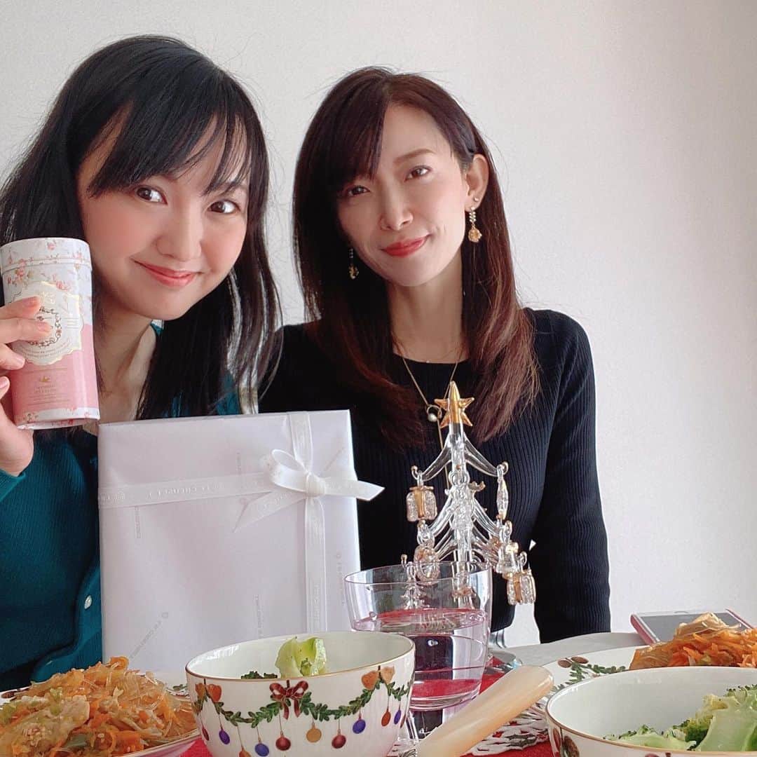のインスタグラム：「* ♩.:*・♪・*:.♬.:*・♩*:.♬.:*・♩・♪:.♬ 　先月のお話〜🍀💓  @izumi.831  ちゃんと楽しいランチ会に🎂🥂🍽 　 　素敵なお祝いも本当　嬉しい💕💕  ル・クルーゼの季節限定みたいで 薄いピンクにクローバー🍀も さりげなくとっても可愛い〜☘️💗  　年末年始もたくさん活躍してます💕  ♩.:*・♪・*:.♬.:*・♩*:.♬.:*・♩・♪:.♬ #お誕生日プレゼント  #同性同名のお友達 #三浦いずみ #三浦いづみ #ランチ会」