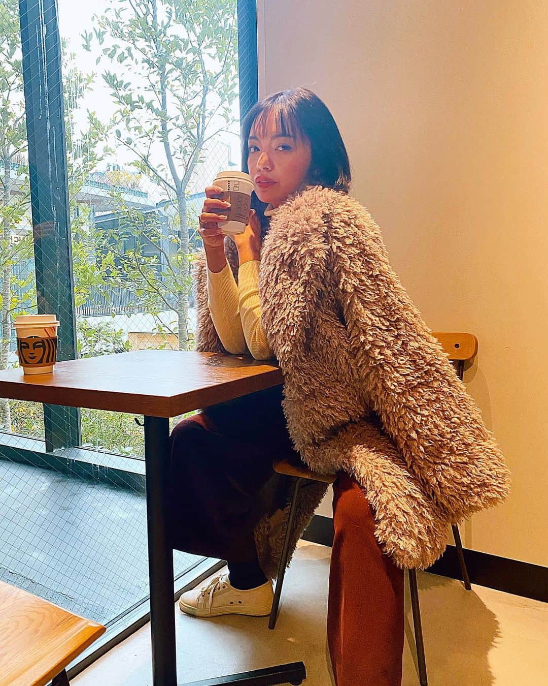 太田モニカのインスタグラム：「おはよ💜 昨日は寒かったからエコファー大活躍の日✌️ . では、今日素敵な１日をお迎え下さい❤︎ . . #monika #love #ootd #ecofur」