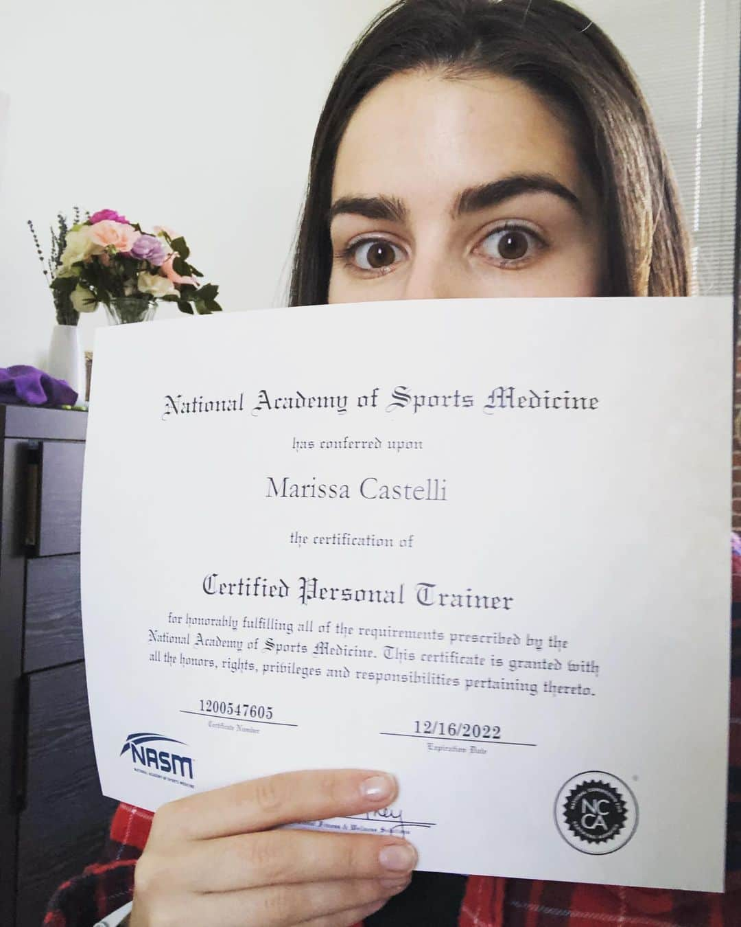 マリッサ・キャステリのインスタグラム：「Finally got my NASM certificate in!!! I can now officially say I am a certified personal trainer! . . . . . .#nasmcertified #fitness #nasmcertifiedpersonaltrainer」