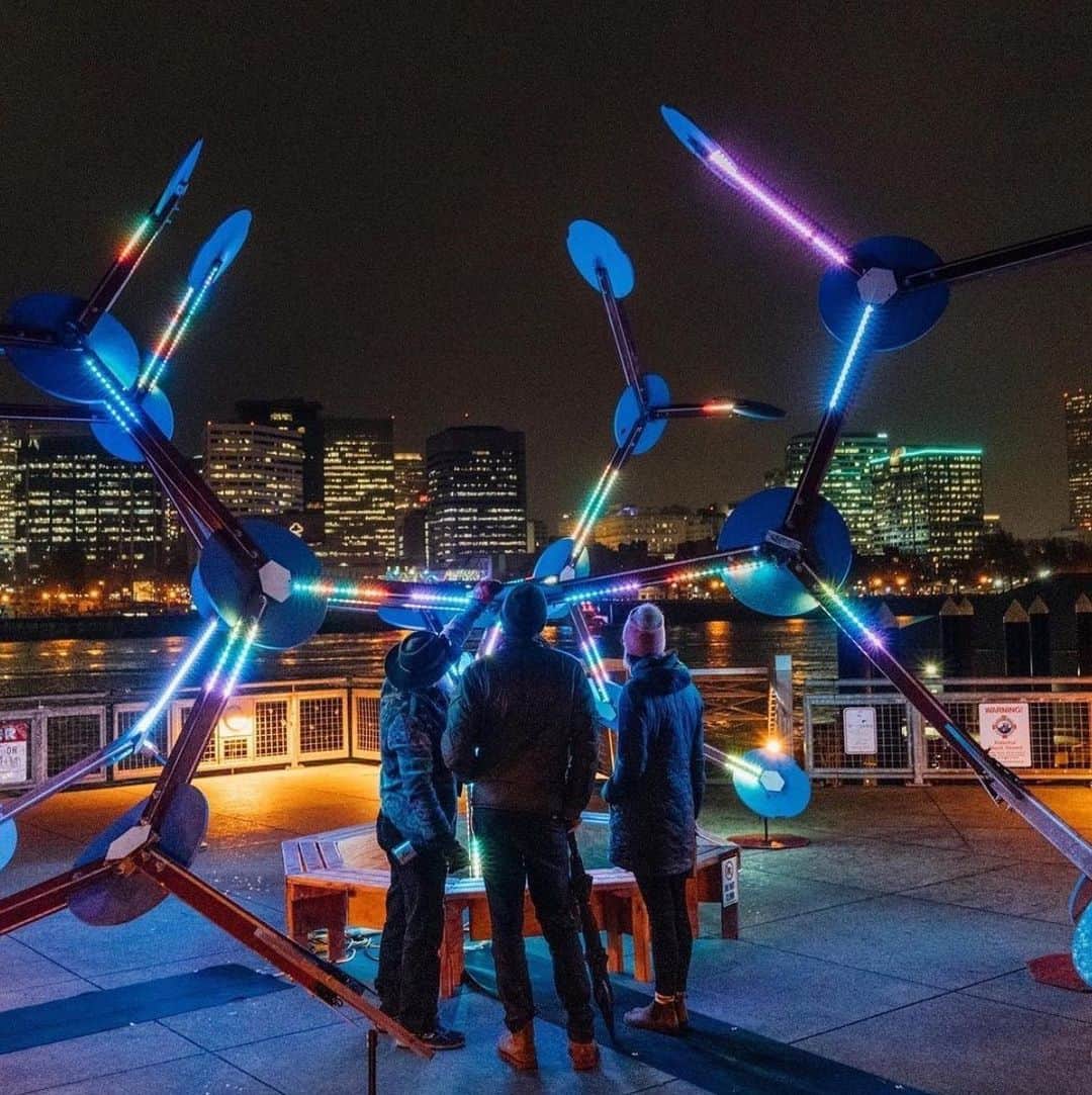 Portlandさんのインスタグラム写真 - (PortlandInstagram)「The @portlandwinterlightfestival will be back again this February! ✨With updated safety protocols, you will still be able to enjoy all the bright light installations across the city! Follow @portlandwinterlightfestival for more information! - 🎨: “Alterity” by Roy Trammell 📷: @brookehoyer  📍: @portlandwinterlightfestival」1月13日 10時59分 - portland