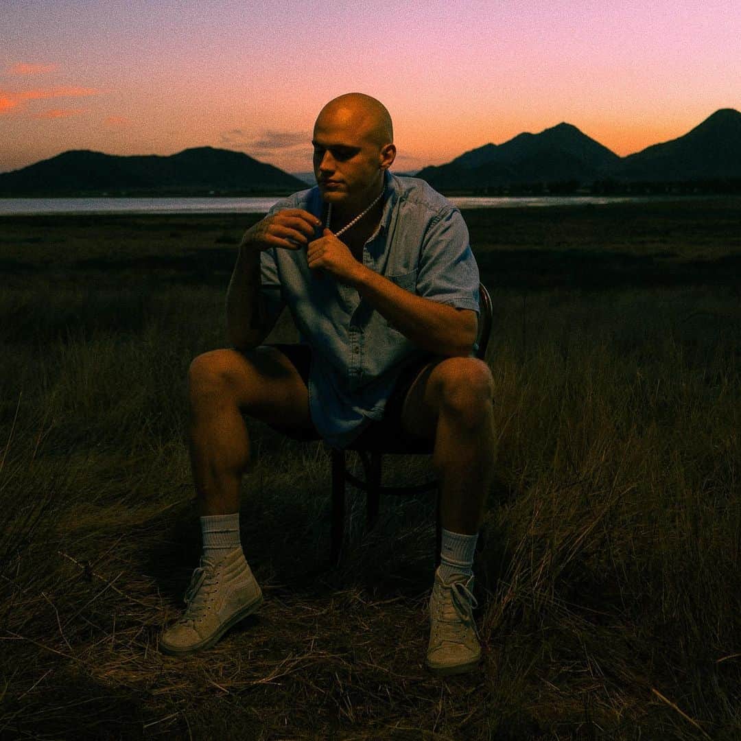 ブランドン・シェイアのインスタグラム：「Oh but my calves are looking güdt 🤣  Ps stream my EP “Transitions”」