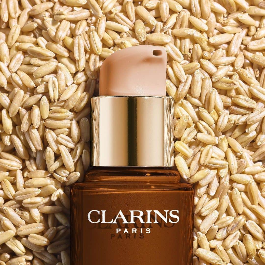 Clarins Canadaのインスタグラム：「With the new Everlasting foundation, experience a complexion that is 100% under control! The organic oat sugar that contains the formula offers skin-tightening benefits that help enhance pigment adherence to the skin's surface. To face life's daily challenges while looking flawless!🌾⁣ __________⁣ Avec le nouveau fond de teint Everlasting, vivez l’expérience d’un teint 100 % sous contrôle ! Le pouvoir tenseur qu'offrent les sucres d’avoine bio contenus dans la formule permettent une meilleure adhérence du fond de teint sur la peau. De quoi faire face aux épreuves du quotidien avec un teint zéro défaut.🌾⁣ .⁣ .⁣ .⁣ #Clarins #ItsAllAboutYou #ClarinsMakeUp #EverlastingFoundation #Lifeproof」