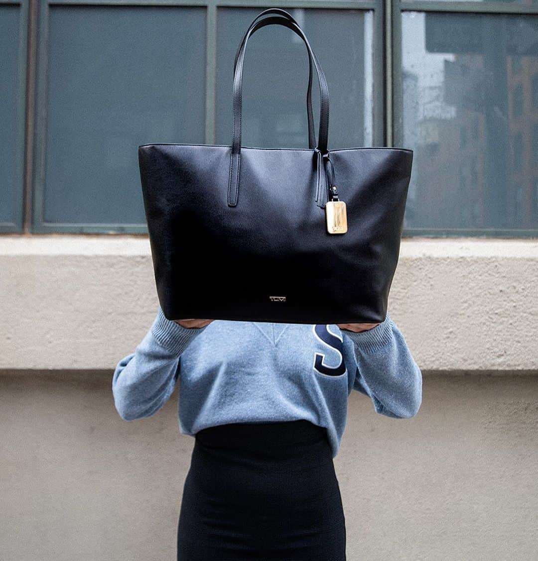 のインスタグラム：「The Everyday Tote. The name says it all.📷:@theserenagoh #PerfectingTheJourney」