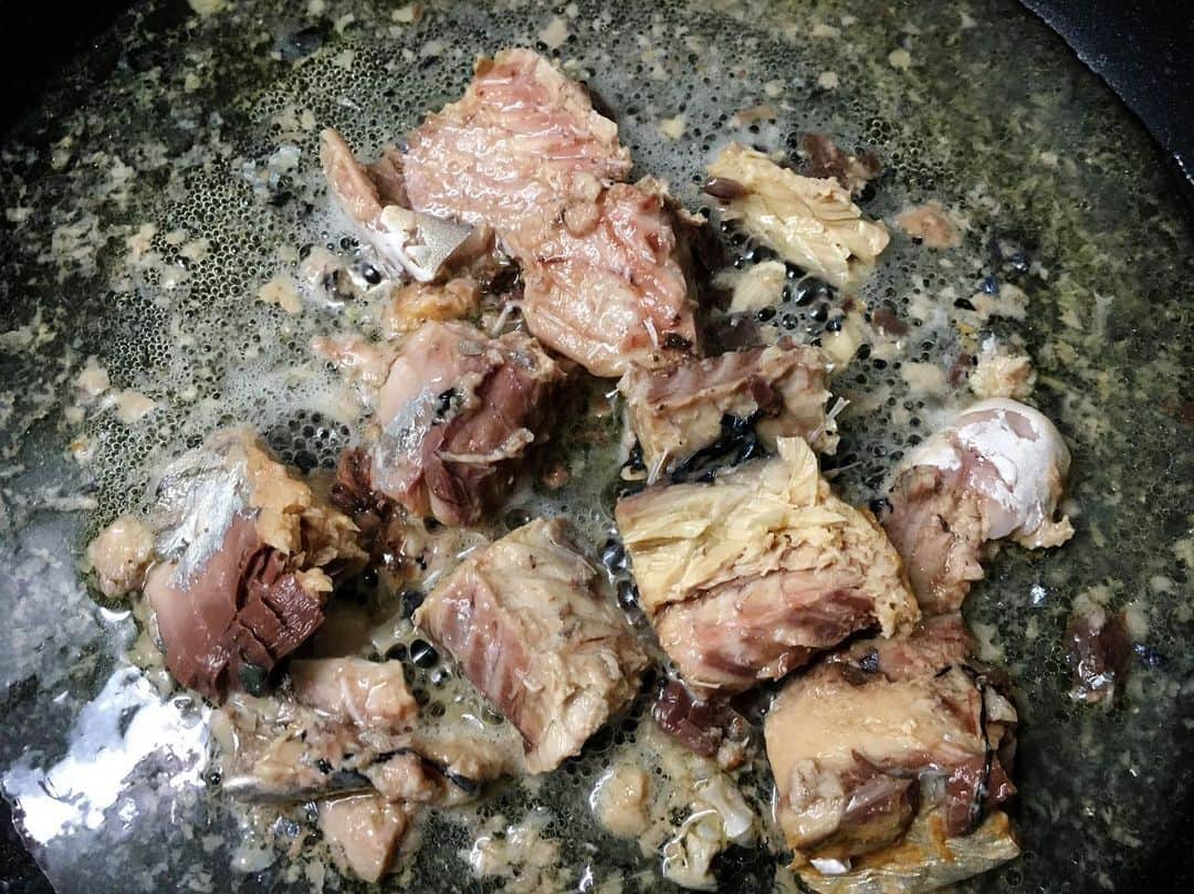 TABERU PLUS編集部さんのインスタグラム写真 - (TABERU PLUS編集部Instagram)「#サバの水煮 で『さっぱり和風パスタ』 . . たっぷりの大葉、梅ペーストと合わせることで さっぱりとした味に仕上がります✨ . . 実はライターのBelleさんは サバの水煮が苦手なんだそう…😵 こちらのレシピは サバに火を通しているので 皮の生々しさが苦手な人にも おすすめです✨ . . --------------------------- 【材料】（２人分） ■パスタ　２人分 ■サバ缶（水煮）１缶 ■大葉　６〜８枚程度 ■梅ペースト （種を取った梅干しでも代用可）小さじ１ ■白だし　大さじ２ ■オリーブオイル　適量 ■すりごま　適量 ■粗挽きコショウ　適量 --------------------------- . . ▶︎ @taberuplusのサイトより「サバ缶」で検索！🔍 詳しくレシピをご紹介しているので ぜひ読んでみてくださいね♪ . 【writer:Belle 】 元グラフィックデザイナー。 和食が好きで、美味しい味噌汁づくりを研究中。記事を通して、皆さんと素敵なものを共有していきたいと思います。 . #缶詰アレンジ #鯖缶パスタ #鯖缶レシピ #鯖缶アレンジ #缶詰レシピ #簡単レシピ #暮らしを楽しむ #おうちじかんをたのしむ #おうちじかん #おうちごはん #食べるプラス #taberuplus」1月13日 11時13分 - taberuplus