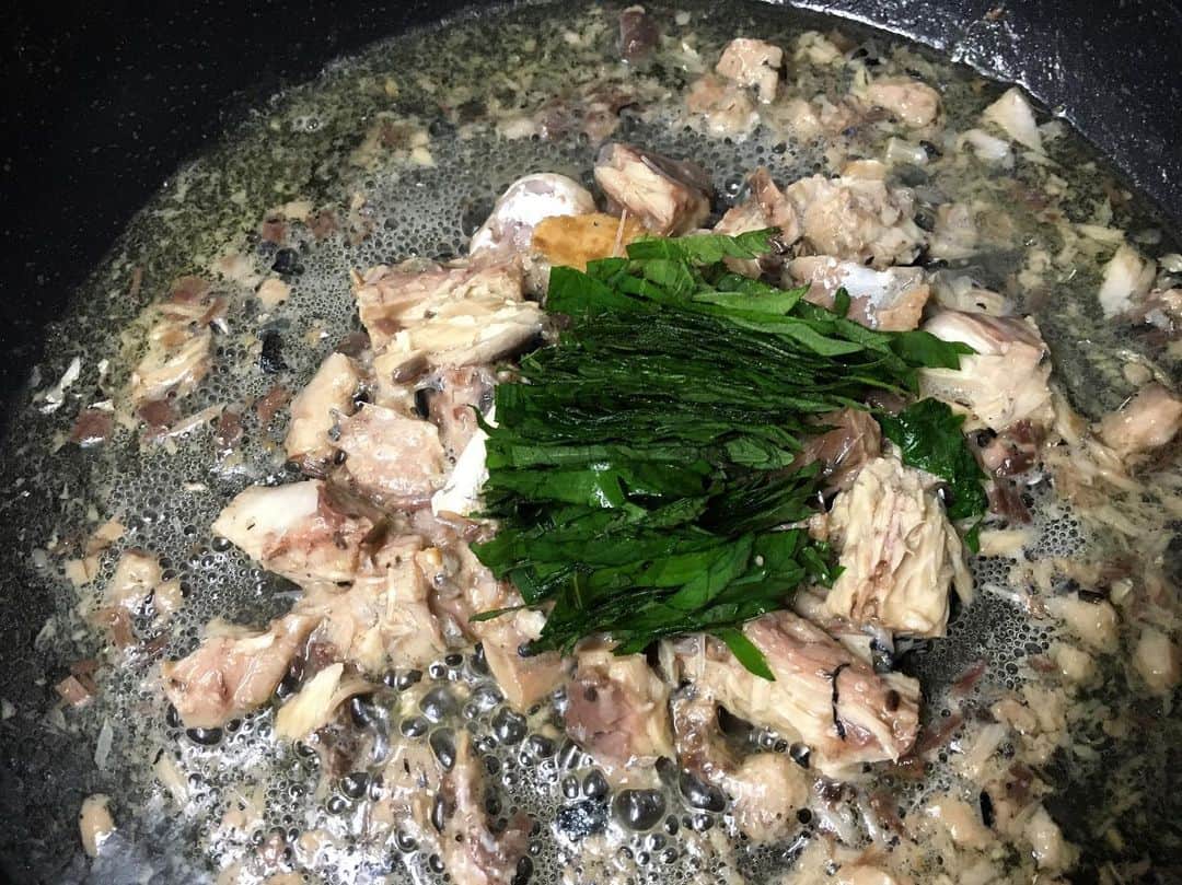 TABERU PLUS編集部さんのインスタグラム写真 - (TABERU PLUS編集部Instagram)「#サバの水煮 で『さっぱり和風パスタ』 . . たっぷりの大葉、梅ペーストと合わせることで さっぱりとした味に仕上がります✨ . . 実はライターのBelleさんは サバの水煮が苦手なんだそう…😵 こちらのレシピは サバに火を通しているので 皮の生々しさが苦手な人にも おすすめです✨ . . --------------------------- 【材料】（２人分） ■パスタ　２人分 ■サバ缶（水煮）１缶 ■大葉　６〜８枚程度 ■梅ペースト （種を取った梅干しでも代用可）小さじ１ ■白だし　大さじ２ ■オリーブオイル　適量 ■すりごま　適量 ■粗挽きコショウ　適量 --------------------------- . . ▶︎ @taberuplusのサイトより「サバ缶」で検索！🔍 詳しくレシピをご紹介しているので ぜひ読んでみてくださいね♪ . 【writer:Belle 】 元グラフィックデザイナー。 和食が好きで、美味しい味噌汁づくりを研究中。記事を通して、皆さんと素敵なものを共有していきたいと思います。 . #缶詰アレンジ #鯖缶パスタ #鯖缶レシピ #鯖缶アレンジ #缶詰レシピ #簡単レシピ #暮らしを楽しむ #おうちじかんをたのしむ #おうちじかん #おうちごはん #食べるプラス #taberuplus」1月13日 11時13分 - taberuplus