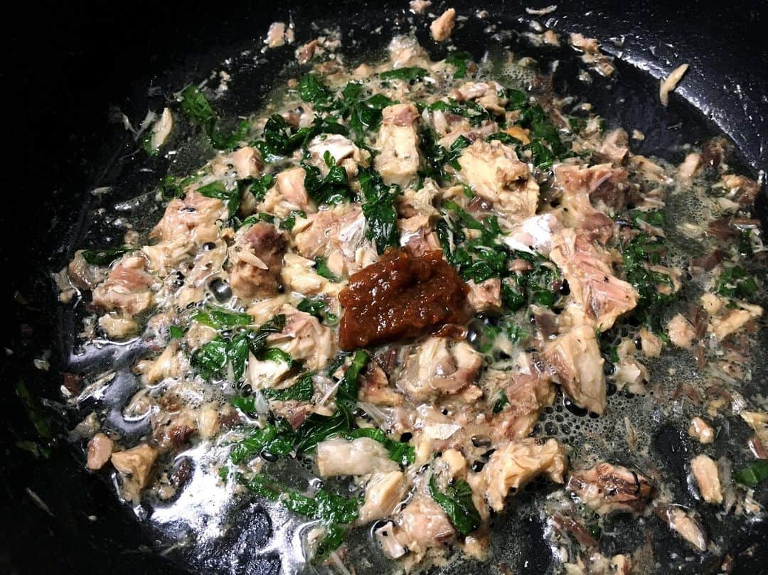 TABERU PLUS編集部さんのインスタグラム写真 - (TABERU PLUS編集部Instagram)「#サバの水煮 で『さっぱり和風パスタ』 . . たっぷりの大葉、梅ペーストと合わせることで さっぱりとした味に仕上がります✨ . . 実はライターのBelleさんは サバの水煮が苦手なんだそう…😵 こちらのレシピは サバに火を通しているので 皮の生々しさが苦手な人にも おすすめです✨ . . --------------------------- 【材料】（２人分） ■パスタ　２人分 ■サバ缶（水煮）１缶 ■大葉　６〜８枚程度 ■梅ペースト （種を取った梅干しでも代用可）小さじ１ ■白だし　大さじ２ ■オリーブオイル　適量 ■すりごま　適量 ■粗挽きコショウ　適量 --------------------------- . . ▶︎ @taberuplusのサイトより「サバ缶」で検索！🔍 詳しくレシピをご紹介しているので ぜひ読んでみてくださいね♪ . 【writer:Belle 】 元グラフィックデザイナー。 和食が好きで、美味しい味噌汁づくりを研究中。記事を通して、皆さんと素敵なものを共有していきたいと思います。 . #缶詰アレンジ #鯖缶パスタ #鯖缶レシピ #鯖缶アレンジ #缶詰レシピ #簡単レシピ #暮らしを楽しむ #おうちじかんをたのしむ #おうちじかん #おうちごはん #食べるプラス #taberuplus」1月13日 11時13分 - taberuplus