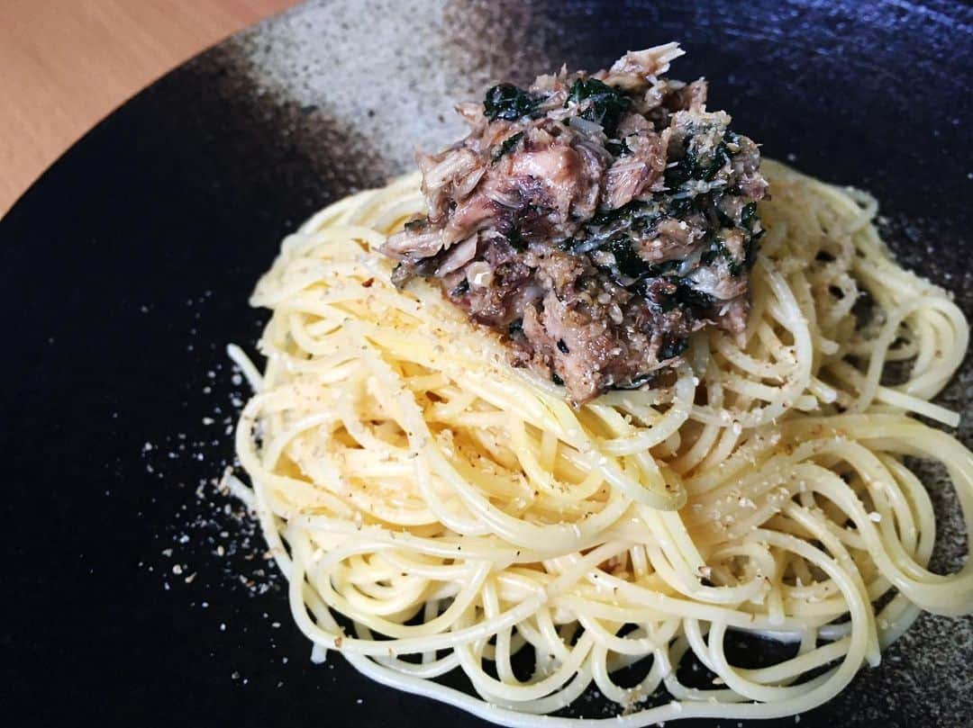 TABERU PLUS編集部のインスタグラム：「#サバの水煮 で『さっぱり和風パスタ』 . . たっぷりの大葉、梅ペーストと合わせることで さっぱりとした味に仕上がります✨ . . 実はライターのBelleさんは サバの水煮が苦手なんだそう…😵 こちらのレシピは サバに火を通しているので 皮の生々しさが苦手な人にも おすすめです✨ . . --------------------------- 【材料】（２人分） ■パスタ　２人分 ■サバ缶（水煮）１缶 ■大葉　６〜８枚程度 ■梅ペースト （種を取った梅干しでも代用可）小さじ１ ■白だし　大さじ２ ■オリーブオイル　適量 ■すりごま　適量 ■粗挽きコショウ　適量 --------------------------- . . ▶︎ @taberuplusのサイトより「サバ缶」で検索！🔍 詳しくレシピをご紹介しているので ぜひ読んでみてくださいね♪ . 【writer:Belle 】 元グラフィックデザイナー。 和食が好きで、美味しい味噌汁づくりを研究中。記事を通して、皆さんと素敵なものを共有していきたいと思います。 . #缶詰アレンジ #鯖缶パスタ #鯖缶レシピ #鯖缶アレンジ #缶詰レシピ #簡単レシピ #暮らしを楽しむ #おうちじかんをたのしむ #おうちじかん #おうちごはん #食べるプラス #taberuplus」