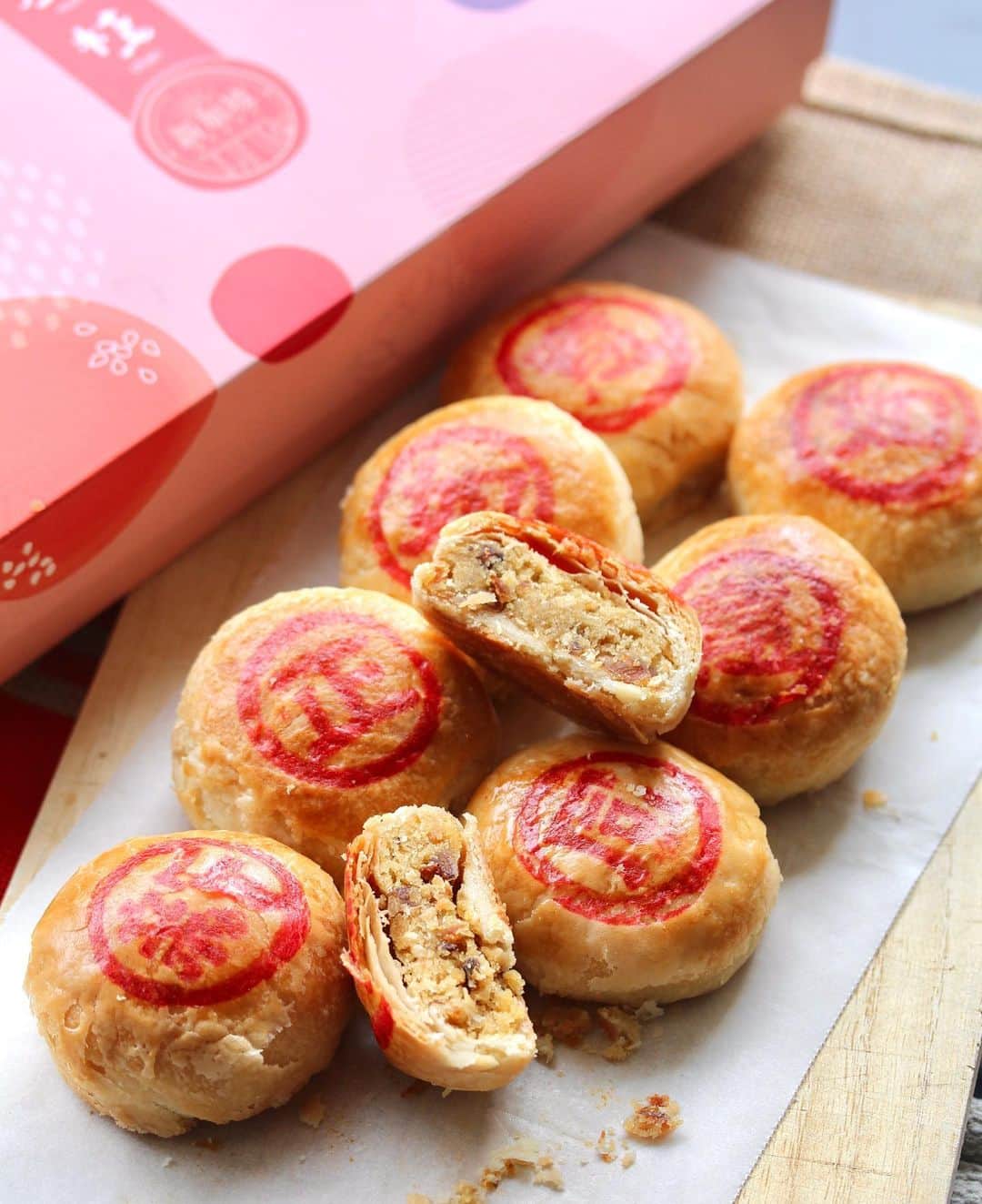 Li Tian の雑貨屋のインスタグラム：「{CNY Special} @thyemohchan launches all new Bak Kwa Tau Sar Piah ($20/8pcs} which is a must try for all salty tau sar piah lovers 👍Other festive treats include the almond crisp ($14.80) and sesame/peanut candy which I’m sure no one will say no. Especially if u have old folks at home:)  Check out the full cny catalogue and order form online   • • #singapore #desserts #igersjp #yummy #love #sgfood #foodporn #igsg #ケーキ  #instafood #gourmet #beautifulcuisines #onthetable #breadstagram #cafe #sgeats #f52grams #bake #sgcakes #bread #feedfeed #pastry #foodsg #peanut #candies #breakfast #snacks #cny #thyemohchan」