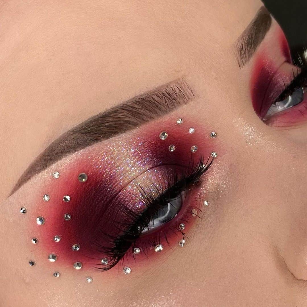 NYX Cosmeticsさんのインスタグラム写真 - (NYX CosmeticsInstagram)「A lil euphoric eye moment ✨ @amythedutchess uses our Slide On Eye Pencil in 'Jet Black' to complete this dazzling #EOTD ❤️ • #nyxcosmetics #nyxprofessionalmakeup #crueltyfreebeauty」1月13日 11時11分 - nyxcosmetics