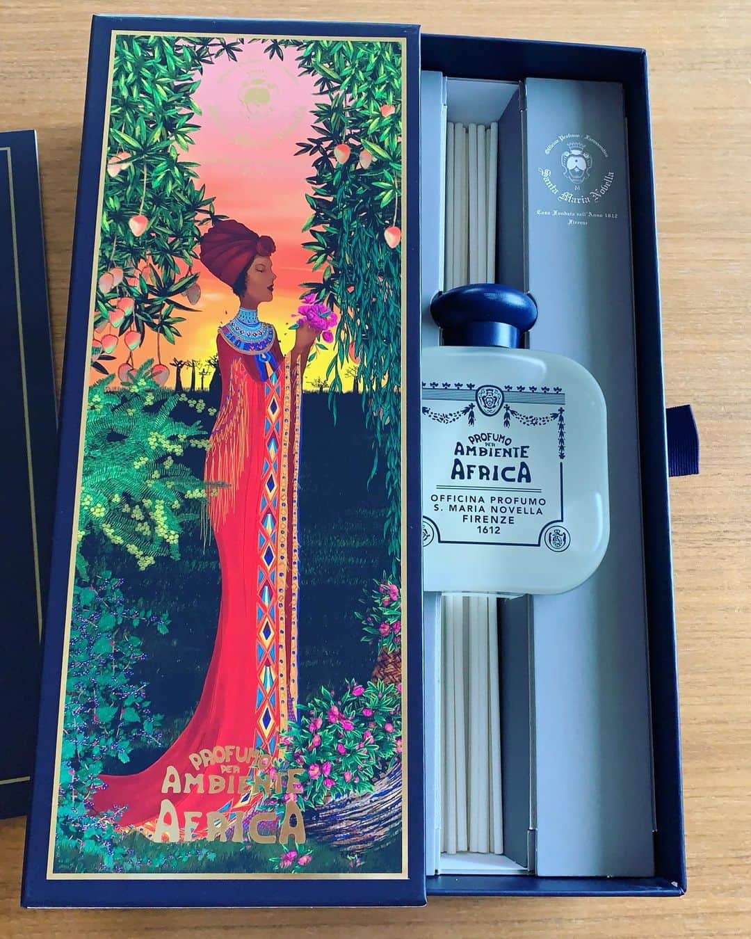 森なな子さんのインスタグラム写真 - (森なな子Instagram)「卍解！！← 随分前から使っていたディフューザーがいよいよ切れそうだったので置いておいたこちらを開けました。ジャケットで選んだやつ。 〝アフリカ〟、いい香り。甘いようで清潔感のある爽やかな香り。ユーカリが入ってるんだって。かなり好き。 この香りの中でtotoのAfricaかけたら完璧だな。 #santamarianovella #Iprofumidelmondo #diffuser #サンタマリアノヴェッラ #世界の香り」1月13日 11時12分 - nanako.m1988