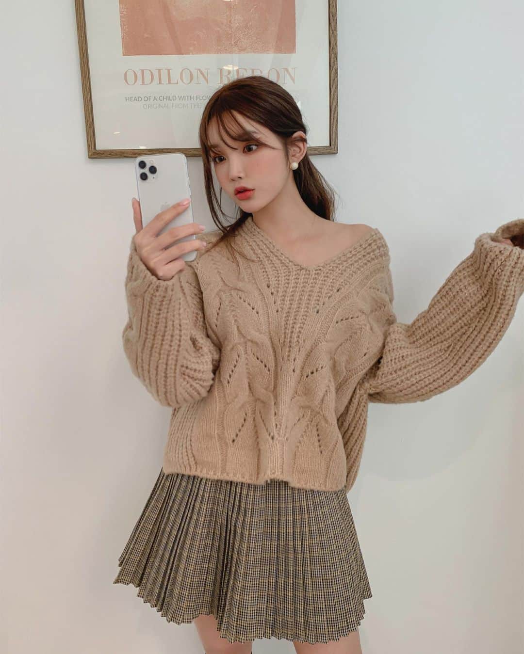 Chuuのインスタグラム：「오늘의 예쁨🙊✨ 루즈한 핏으로 여리여리 핏이 연출되는 니트🧡 브이넥 라인으로 어깨라인까지 자연스럽게 떨어져 러블리한 스타일 완성✨ 잔잔한 플리츠 미니스커트와 함께 러블리 코디 느껴보세요🤎  #chuu#츄#데이트룩#남친심쿵룩#데일리룩#코디추천」
