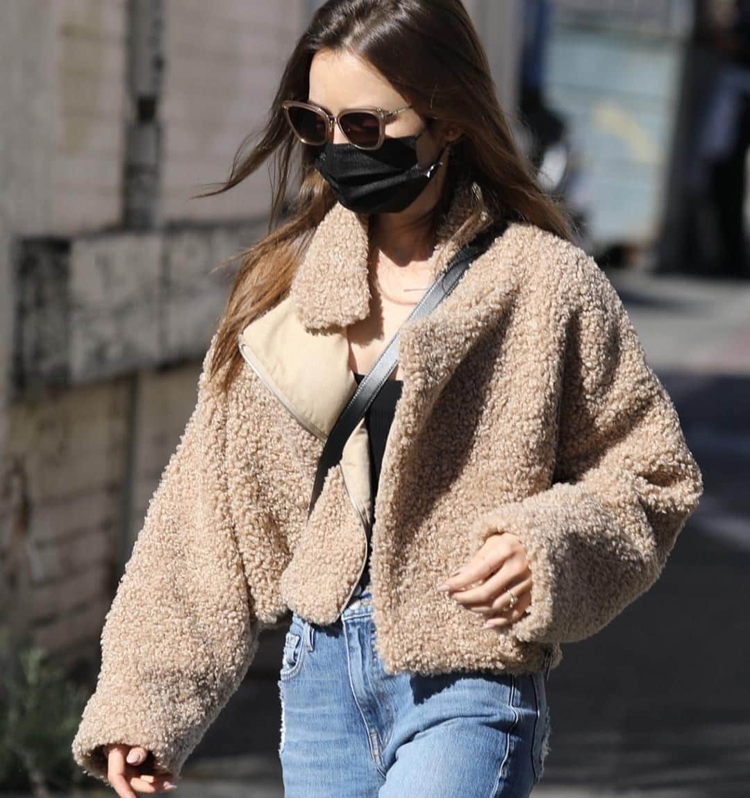 フレンチコネクションのインスタグラム：「A lesson in cosy meets chic by @lilyjcollins, spotted wearing our Iren Faux Fur Cropped Jacket📷🔍: 75pax  #FrenchConnection #MyFC」