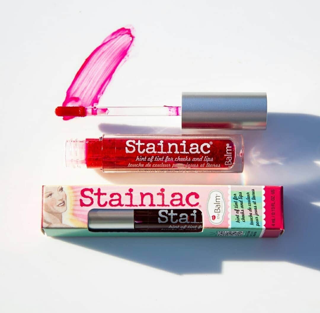 the Balmさんのインスタグラム写真 - (the BalmInstagram)「Stainiac got a face lift! Our lip and cheek stain is now available in a larger size. Soothing aloe hydrates and doesn’t dry quickly so you have time to blend it out. Link in bio 💋 📸 @prestpoutbeauty」1月13日 2時30分 - thebalm
