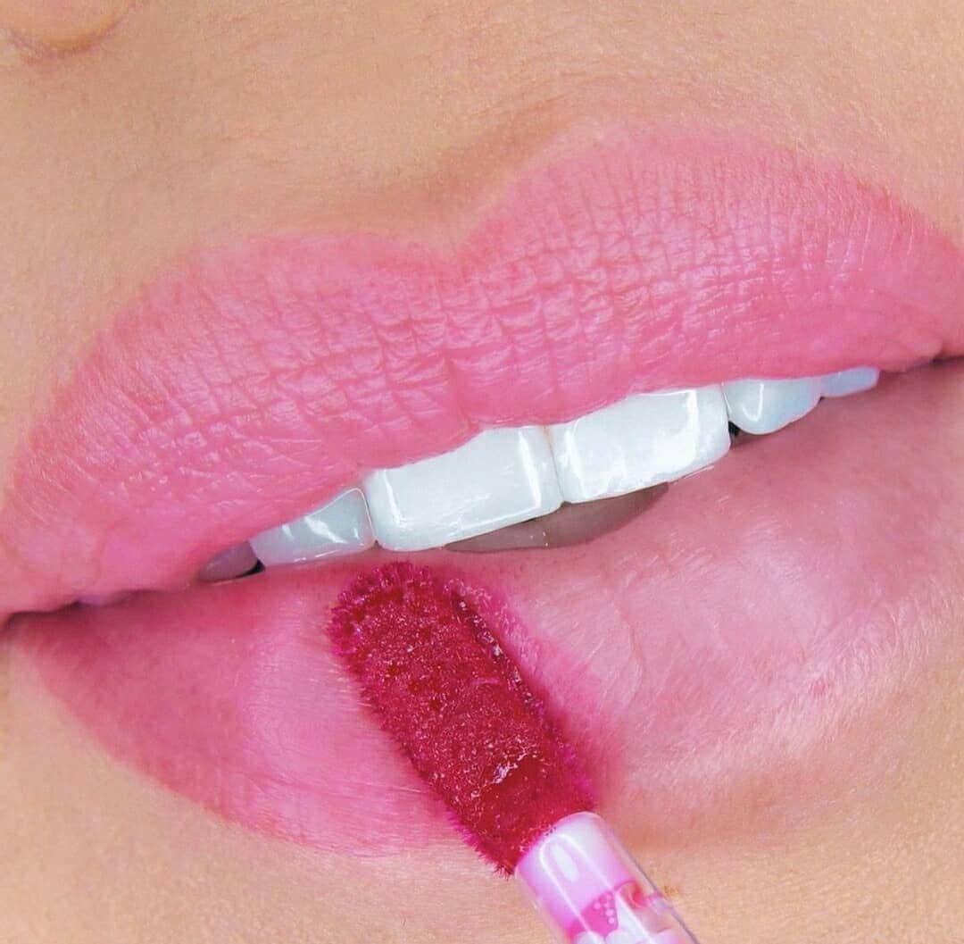 the Balmのインスタグラム：「Stainiac got a face lift! Our lip and cheek stain is now available in a larger size. Soothing aloe hydrates and doesn’t dry quickly so you have time to blend it out. Link in bio 💋 📸 @prestpoutbeauty」