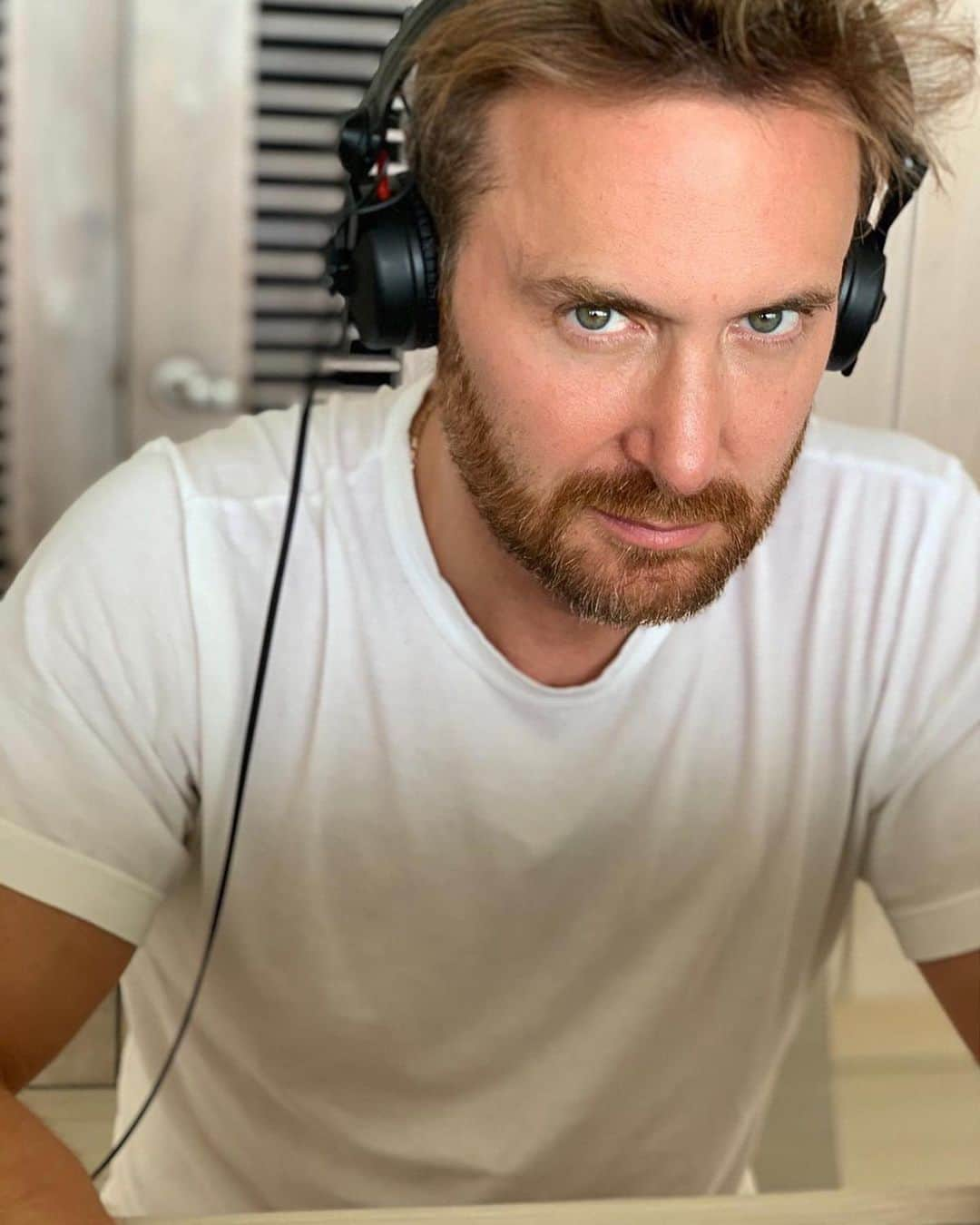 デヴィッド・ゲッタのインスタグラム：「Why do i look so serious when i'm making music? 🤔🤔🤔」