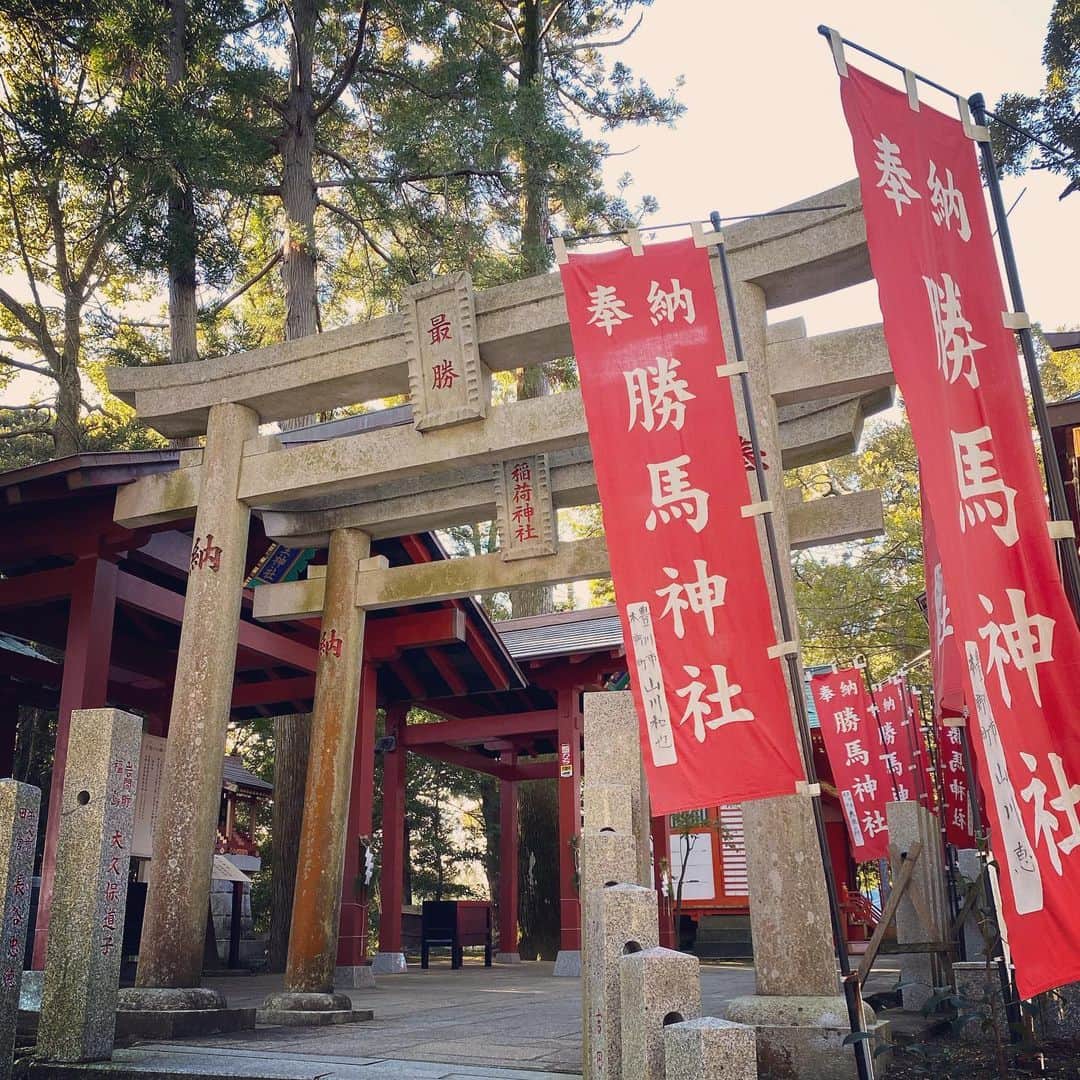 のインスタグラム：「茨城県の勝馬神社です。勝負事、ギャンブル運、競馬で勝ちたい方など待ち受けにどうぞ。今が勝負だと思う方にも御利益があるはず⁉︎  Amazonや書店で、 2021年1月13日発売！ 金運大全  仕事運、財運、勝負運が上がり、 たちまちお金がやってくる160の方法   #勝馬神社  #大杉神社  #茨城県稲敷市  #待ち受けにどうぞ #金運大全」