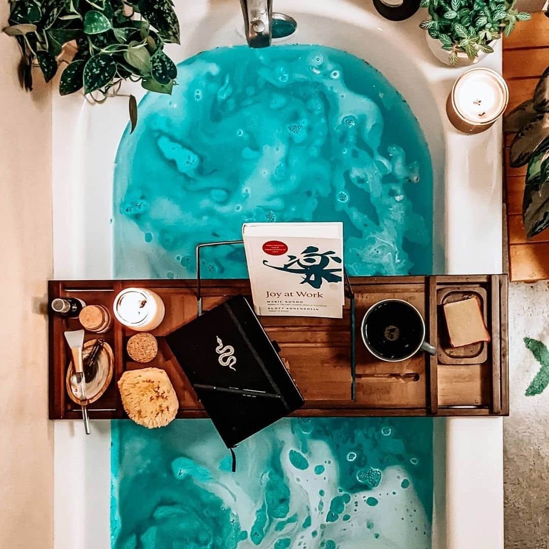 近藤麻理恵のインスタグラム：「Nothing better than a hot bath and a good book (especially when it’s my book 😉). Photo by @lifeinstructionsnotincluded – thanks for sharing!」