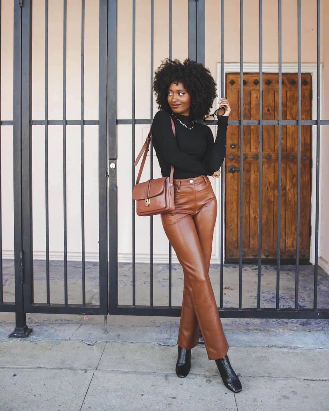 Banana Republic のインスタグラム：「@yvettecorinne is serving effortless chic vibes in our Leather East-West Shoulder bag.」