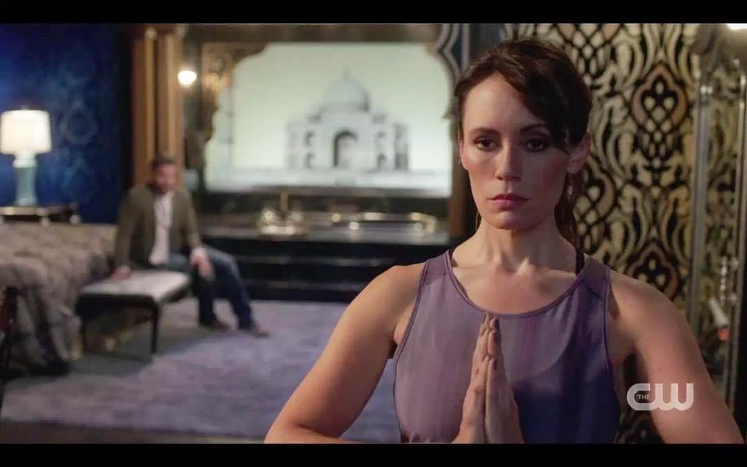 エミリー・スワローのインスタグラム：「Trying to deal with 2021 like...🧘‍♀️  #yogawithamara #amara #chuck #raisinghell #supernatural #supernaturalseason15 #spnfamily #reno #thingstodoinrenowhenyouredead #thisistheway #throwbacktuesday」