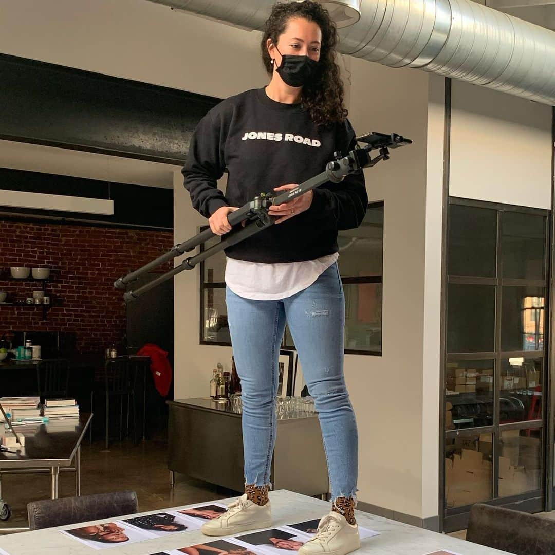 ボビー・ブラウンのインスタグラム：「#bts @taratersigni shooting  video for next weeks launch 🚀 #startup #scrappy @jonesroadbeauty」