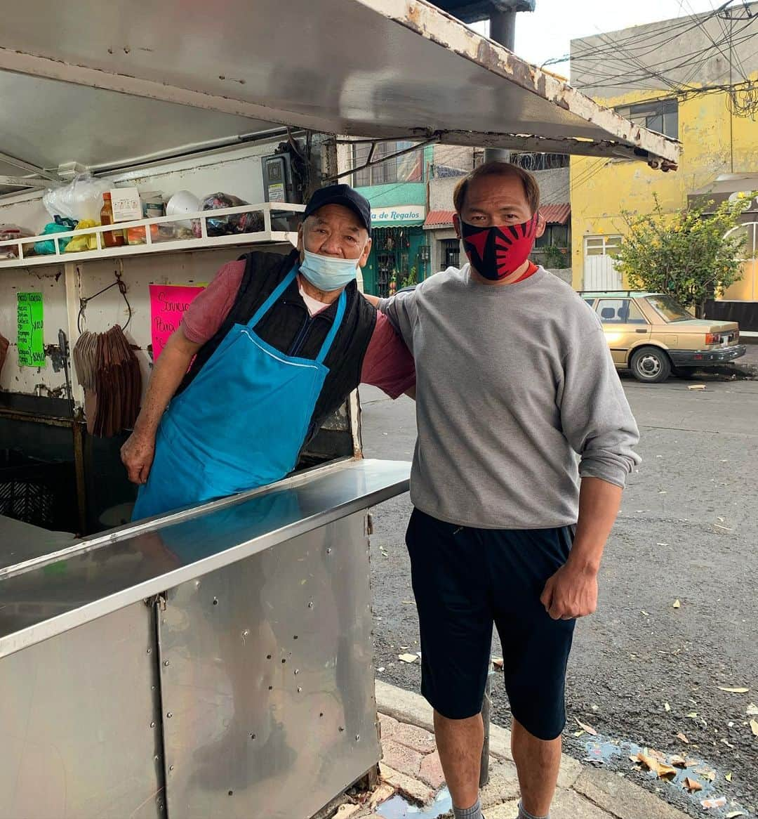 奥村茂雄さんのインスタグラム写真 - (奥村茂雄Instagram)「Dos japoneses en la Taquería El Japonés !? - Por fin pude probar los sabrosos tacos de la "Taquería El Japonés", en la CDMX.  - - #usacubrebocas #okumura #tifondeosaka」1月13日 2時38分 - okumuracmll