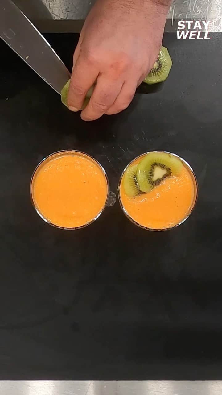 のインスタグラム：「#Vitamins and a healthy diet support your immune system. Check here @bayer04fussball Chef Alex Wagner’s recipe for a smoothie rich in #vitaminc, #vitamina & #vitamind Cheers!🍌🍊🥕」