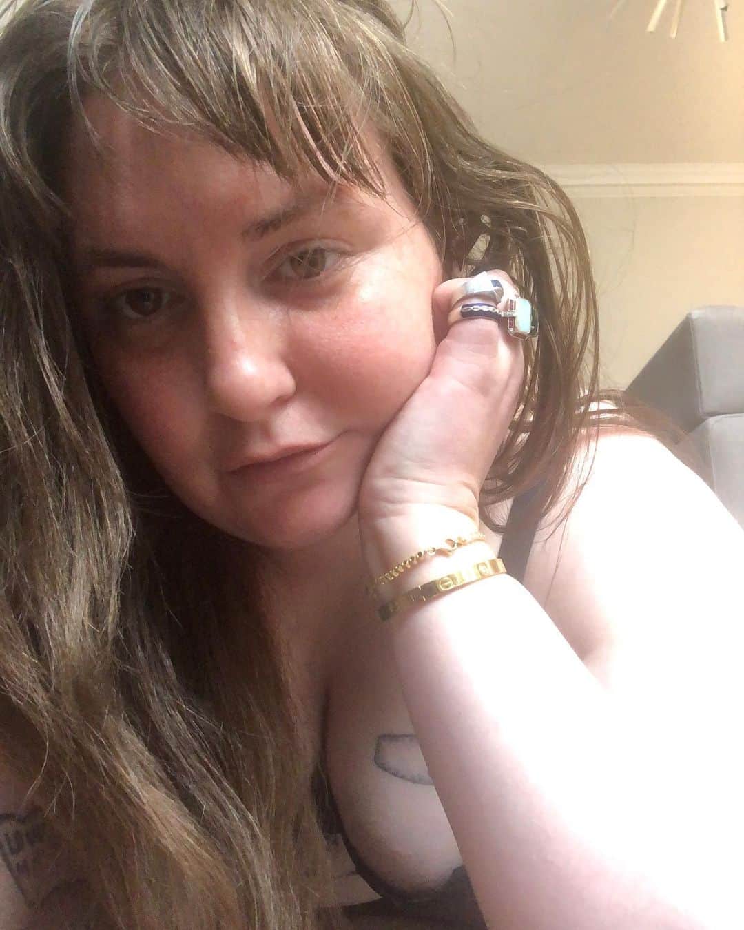 レナ・ダナムのインスタグラム：「Hello from the floor of quarantine in London, where I am in full isolation in accordance with Tier 4 lockdown laws! But the chance to be alone with only a bag of crisps and my thoughts before I go full bore into the most ambitious project of my career has been a special lil' gift- it's given me a moment to reflect on the strength and stability I feel as I barrel toward my *official* mid-thirties, and how deeply it contrasts with the flightiness and fragility of my twenties. And it's funny, because my twenties were much flashier- more outward facing achievement, more dresses and liquid eyeliner and taking my shoes off at parties and being told I was doing a hot job. But I was fighting my ass off to stay in the mix, for fear of what a moment of quiet might reveal to me- the roaring in my ears, the scraping in my brain. The last three years- since Girls ended, since my health and long term relationship collapsed at once and I had to rebuild myself in a new body and home, since I got sober and learned what it meant to really sit with myself- have been deafeningly quiet. But in that silence, more has occurred than ever did when I was dancing as fast as I could. I've discovered my own values. I've taken up dorky hobbies. I've built and scrapped and replotted dreams. I've healed without even knowing it was happening. I've planted the seeds for the kind of life I thought I was living but I was only playing at before- one full of art and friendship and honesty and love. I've motored my own boat (that... sounded wrong?) I guess this post is a glowing recommendation for quiet, in all its forms. It's the opposite of boring. What's boring is staying at the party too long. What's cool is sitting in the bathtub afterwards. What have you found in the silence lately?」