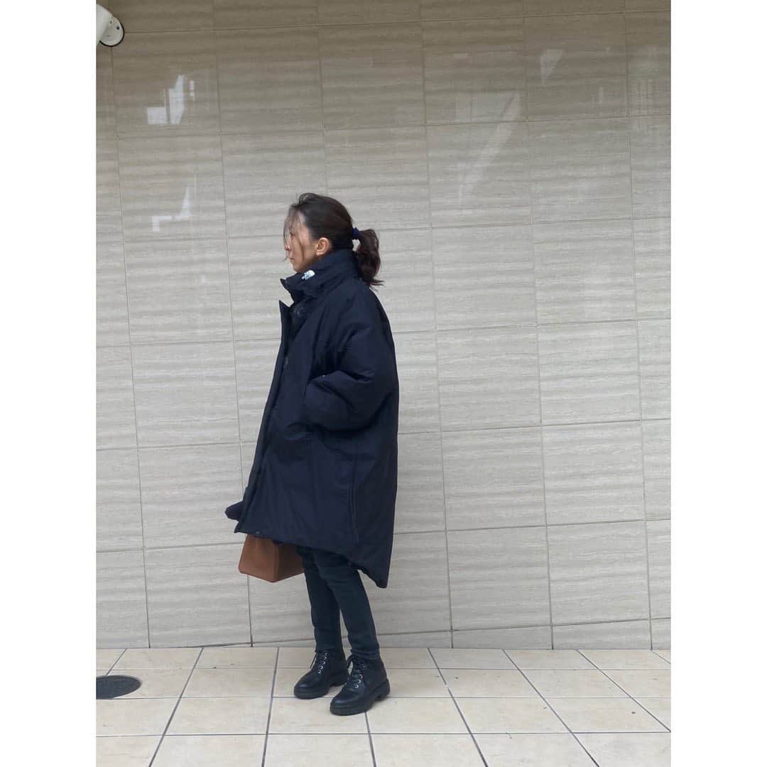 高橋志津奈さんのインスタグラム写真 - (高橋志津奈Instagram)「撮影Day . スタジオも換気して寒いのでダウンで。 . #shizunascoordinate」1月13日 2時37分 - shizunan