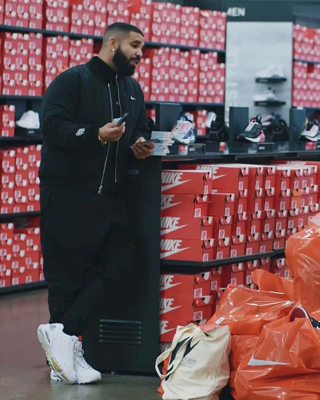 Nice Kicksさんのインスタグラム写真 - (Nice KicksInstagram)「Could this be Drake’s first signature shoe with Nike? 👀」1月13日 2時39分 - nicekicks