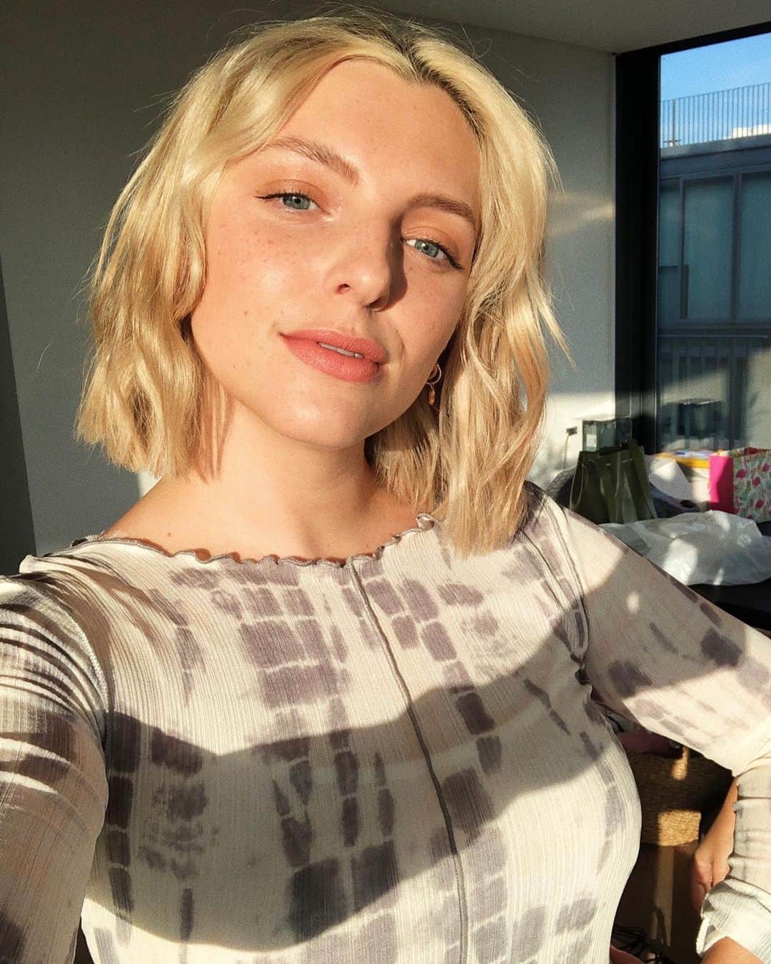 Estée Lalondeのインスタグラム：「Stream of consciousness: I used to be kinda hot 🔥, but now I am AN ACTUAL human potato. Remember sunshine and going to parties? Because I don’t. Good LORD I need to comb my hair. 🌞🙃 We knew winter was going to be long but WOW british weather is getting me down 😫 It was dark until 10:30 in the morning and just stayed grey? ☔️」