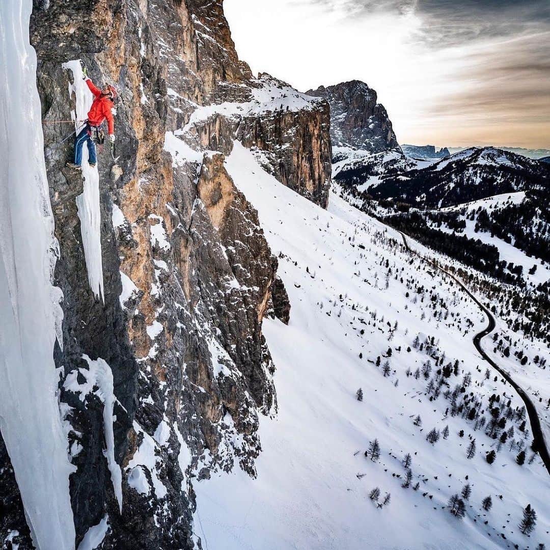 マーモットのインスタグラム：「Back in February, Marmot Mountain Europe athlete @albert_leichtfried finished his protracted project in the Dolomites! The route, "Full Contact", offers six special pitches of delicate mixed climbing in an awesome setting.  "When we got to the pass the temps had dropped to -12°C, not exactly ideal for the steep mixed terrain. But after having driven for 2.5 hours it was obvious that we had to give it a go. On pitch 2, the tough M8, I realised how much the biting cold would make things even more challenging. We’d have to climb smoothly and precisely, otherwise we’d get exhausted immediately. But we only knew a few sections from the first ascent, we hadn’t learned the moves.   Benni quickly freed the 3rd pitch, now it was time for the crux, an overhanging corner with some icy smears and some long moves. I climbed surprisingly smoothly up to the crux, but then I didn't know the moves and the placements, because while establishing this pitch I’d aided my way past this section.   After searching around a bit for some small hooks, I finally found a solution. My forearms were completely pumped, but I still had to keep on climbing a place an ice screw. Luckily I remembered that the back of the corner was behind me and, stemming completely against it, I made full contact! That way I managed to rest my arms a bit, drive in the screw and climb the steep ice to the belay. After an easier pitch, an obligatory section of M7 point awaits before reaching the last drip. I climbed determinedly and reached the top, Bernie soon joined me with a smile on his face. In the bag, despite the cold!  Full contact is special, at first glance the route doesn’t look as particularly fun as it is to climb. The crux is particularly fine, exclusively on ice and somewhere in the region of M9, it’s pretty unique!" - @albert_leichtfried  #marmotvertclub #marmotmountaineurope  📷@stefan.voitl」