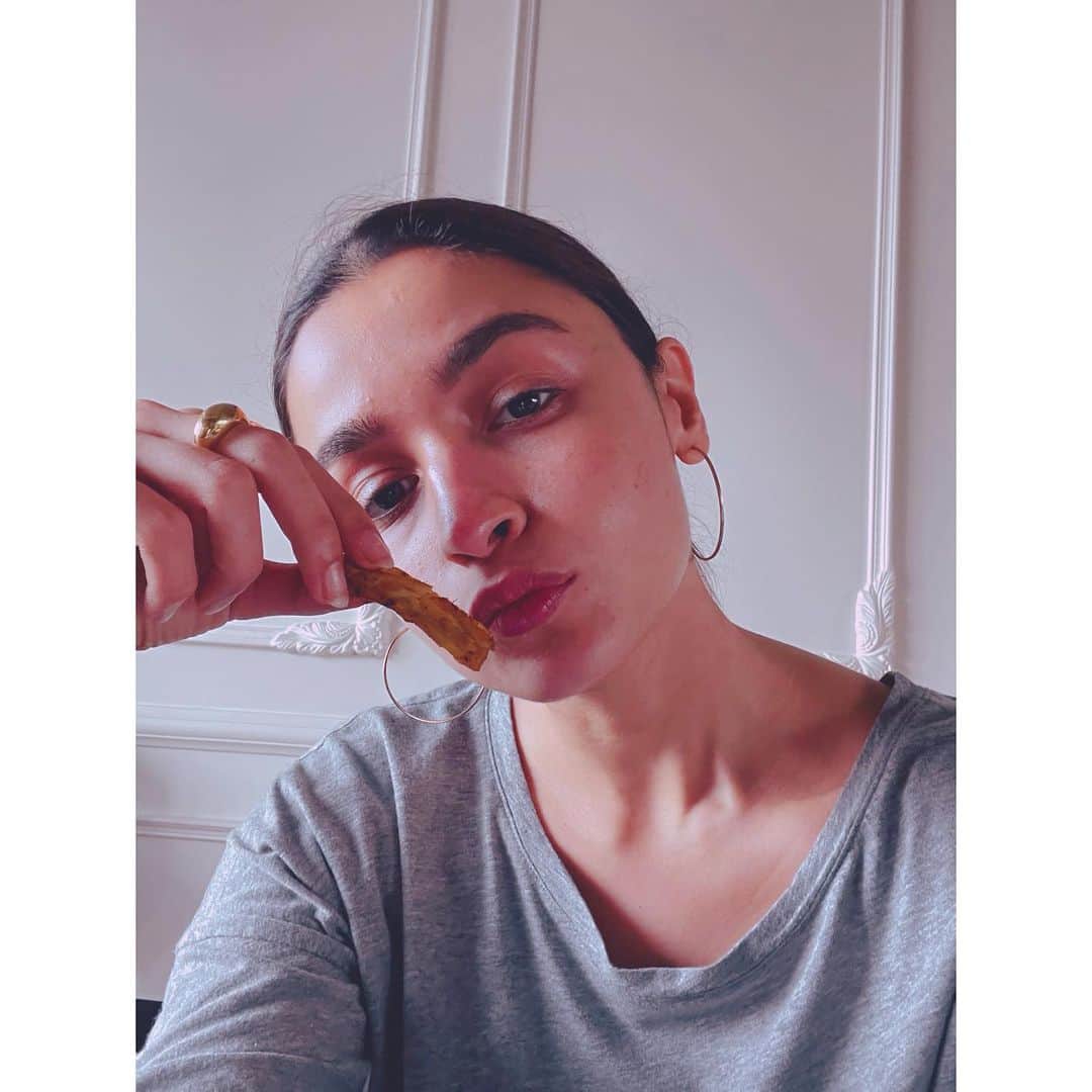 アリア・バットのインスタグラム：「nothing a french fry can’t fix 💪」