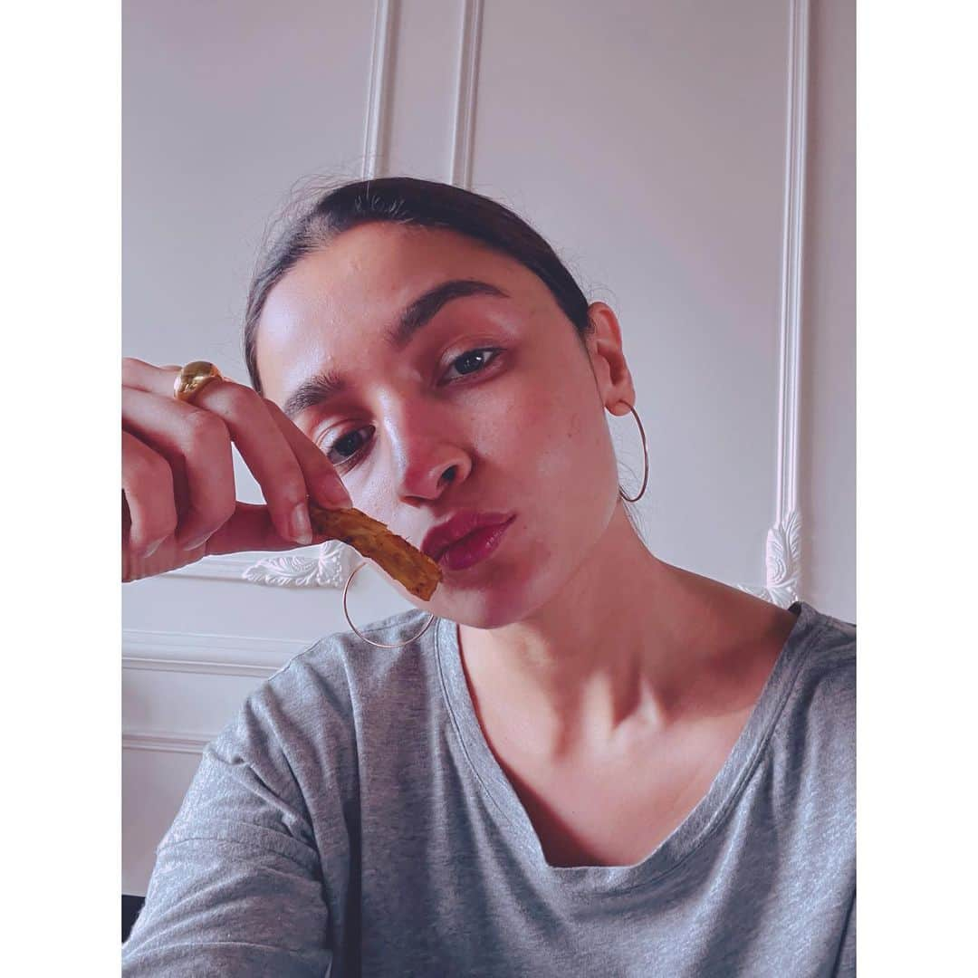 アリア・バットさんのインスタグラム写真 - (アリア・バットInstagram)「nothing a french fry can’t fix 💪」1月13日 2時48分 - aliaabhatt