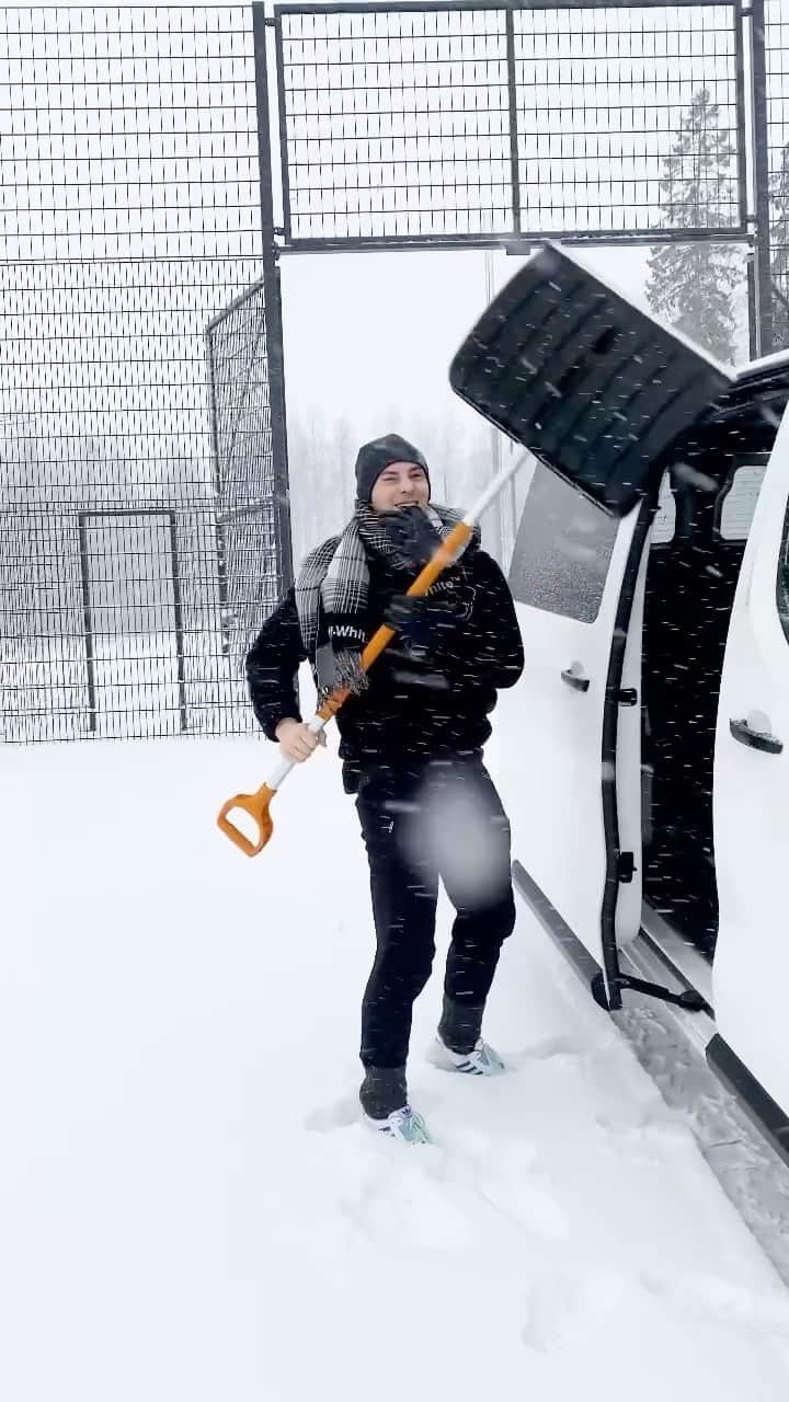 アダム・リッポンのインスタグラム：「Greeting from Finland 🇫🇮」