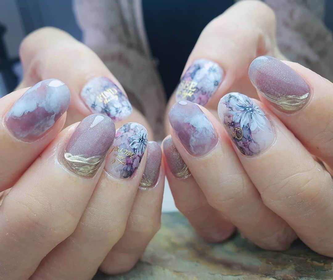 Yingのインスタグラム：「I used PREGEL MUSE S341 for the sheer purple base, PREGEL Base White and White for the marble, @ruyiya_singapore alcohol inks for the abstract background, and PREGEL Art Liner in Black and White for the florals. Also used Kimagure sticker in PS-032 for the gold words. Items can be purchased at @nailwonderlandsg 🤗 . . . 🛒 www.nailwonderland.com⁣⁣ 📍20A Penhas Road, Singapore 208184⁣⁣ (5 minutes walk from Lavender MRT)⁣⁣ .  I am currently only able to take bookings from my existing pool of customers. If I have slots available for new customers, I will post them on my IG stories. Thank you to everyone who likes my work 🙏 if you need your nails done, please consider booking other artists at @thenailartelier instead ❤  #ネイルデザイン  #ネイルアート #ネイル #ジェルネイル #nailart #네일아트 #pregel #プリジェル #nails #gelnails #sgnails」