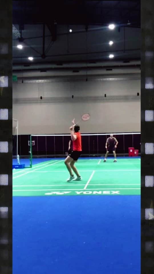 キャロリーナ・マリンのインスタグラム：「Teamwork! 🔥 @agthomsen @kike_penalver #PuedoPorquePiensoQuePuedo #CourtsAreCalling #badminton」